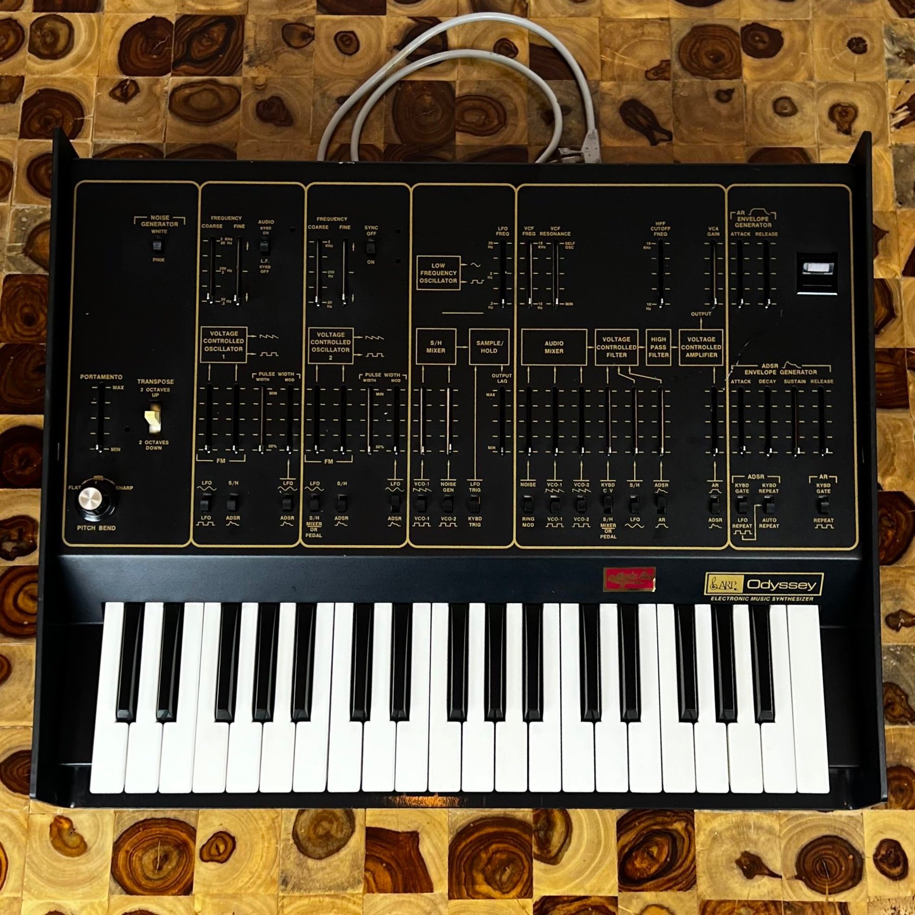 ARP Odyssey MkII 2813 – Synthétiseur analogique vintage (Publicité style fanzine)