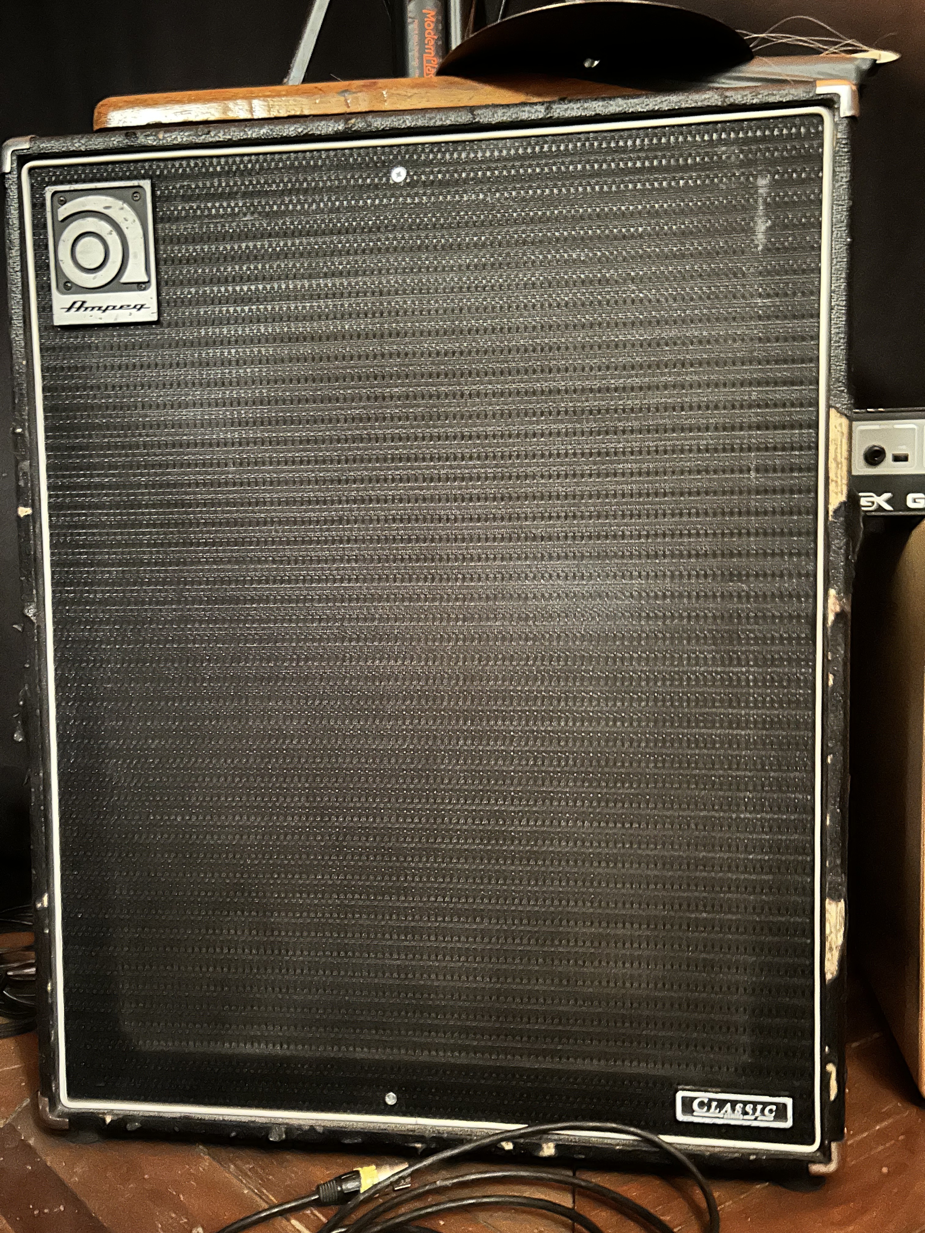 Vends Ampeg SVT-410HLF en état correct ( marques d'ordre esthétique sur le devant )
