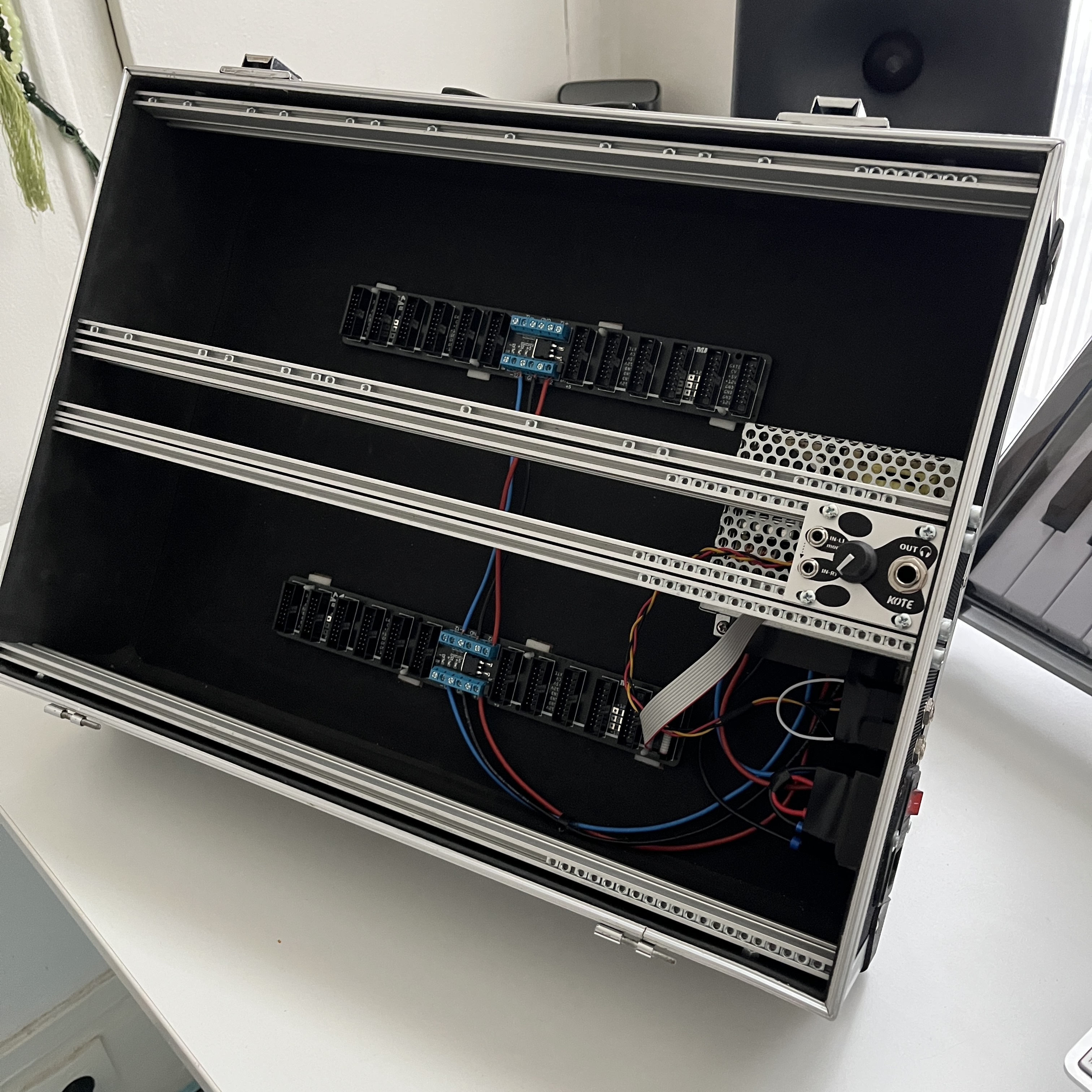 Vends Case Boitier Eurorack Modulaire 7U 84HP transportable + module sortie audio OFFERT