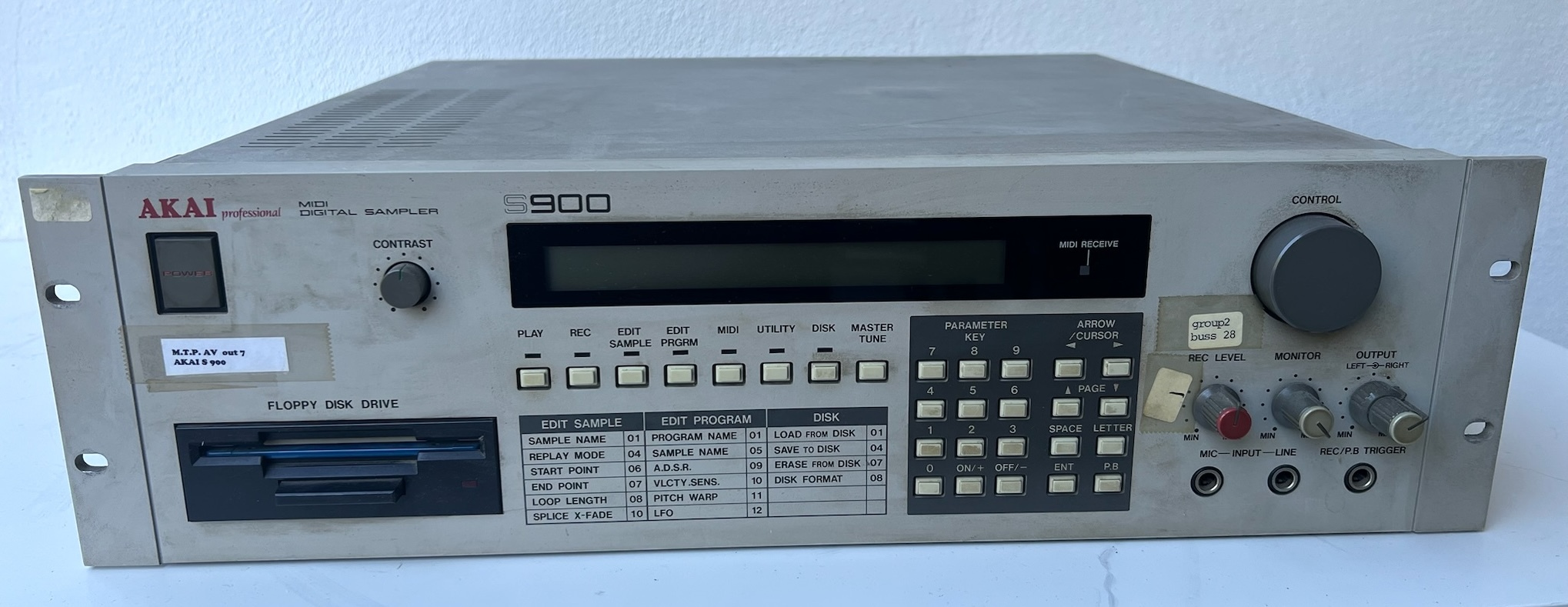 Akai S900 – Sampler vintage culte – Grain old school – Studio