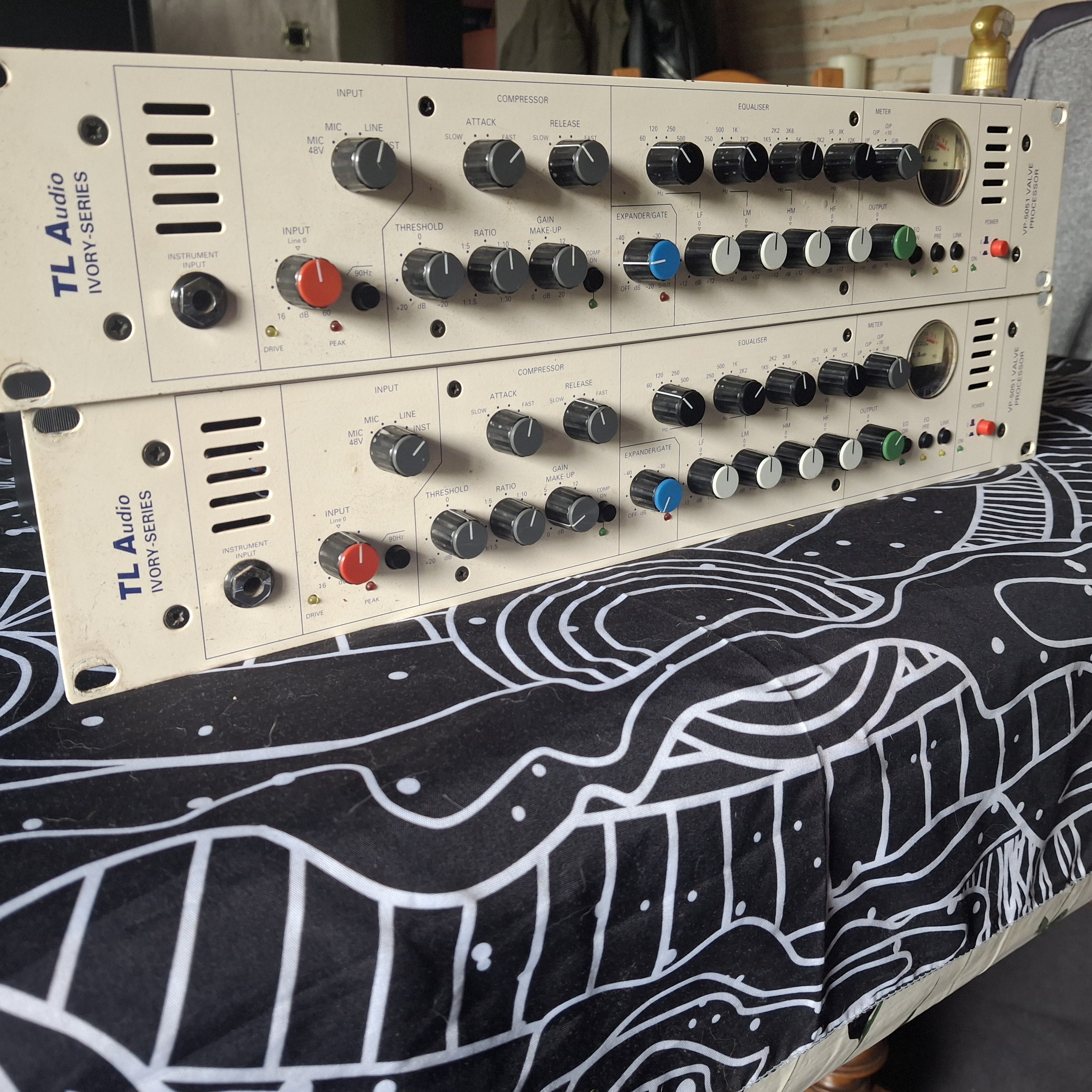 Vends Paire TL AUDIO VP 5051 Ivory  avec numéro de série consécutifs 