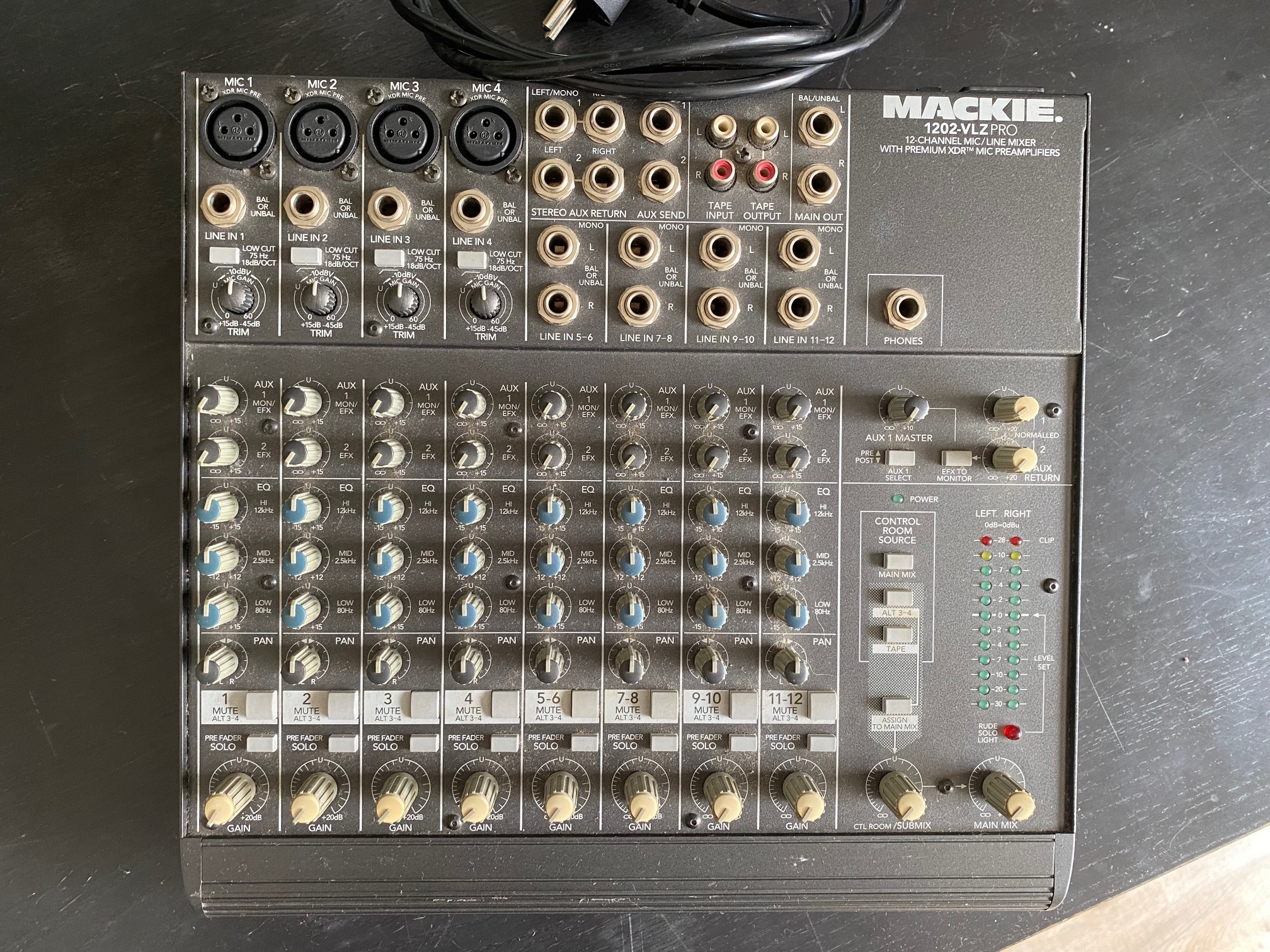 Table de mixage Mackie 1202 VLZ Pro (bon état général, à réviser)