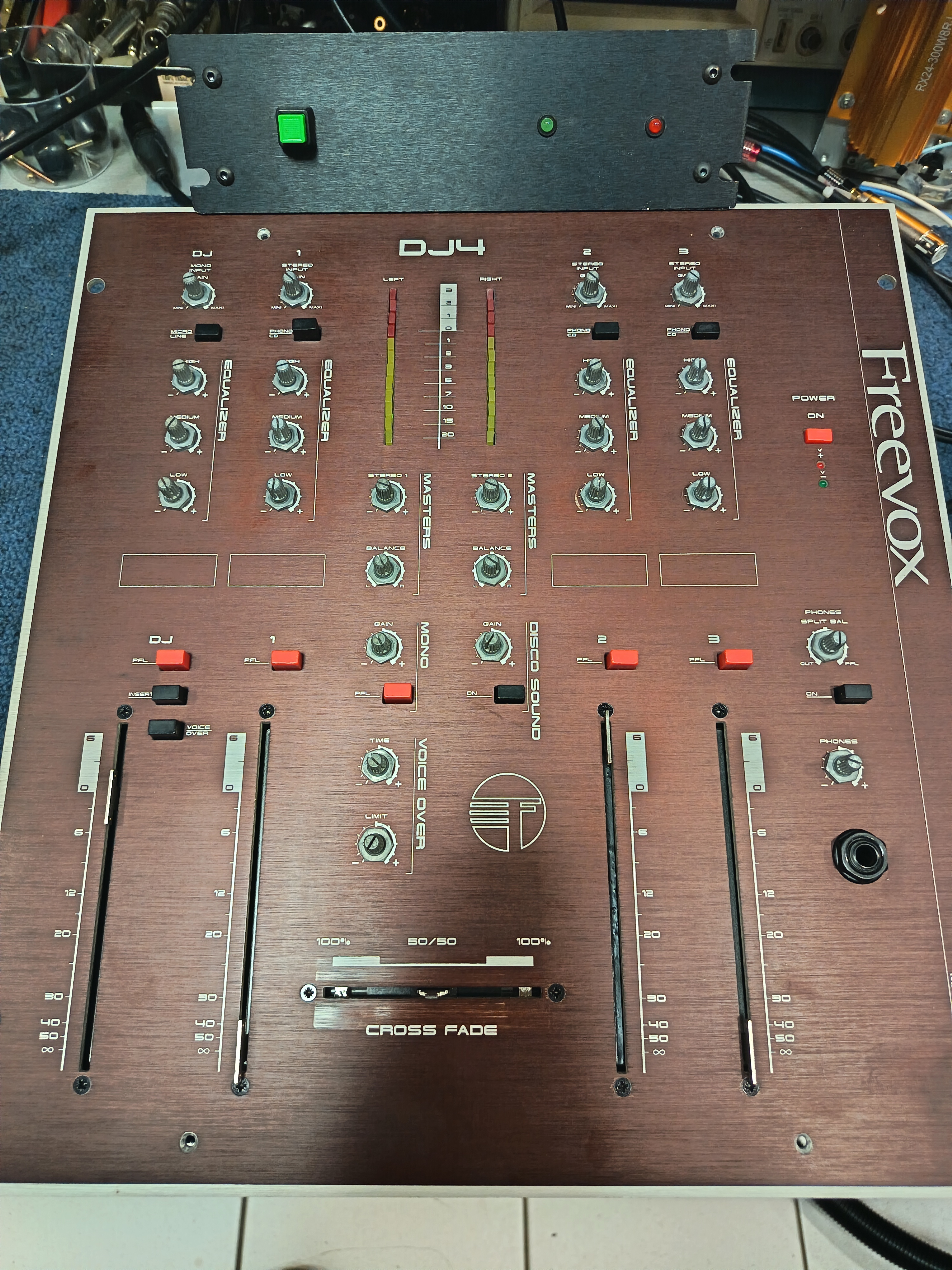 Table Freebox DJ4
