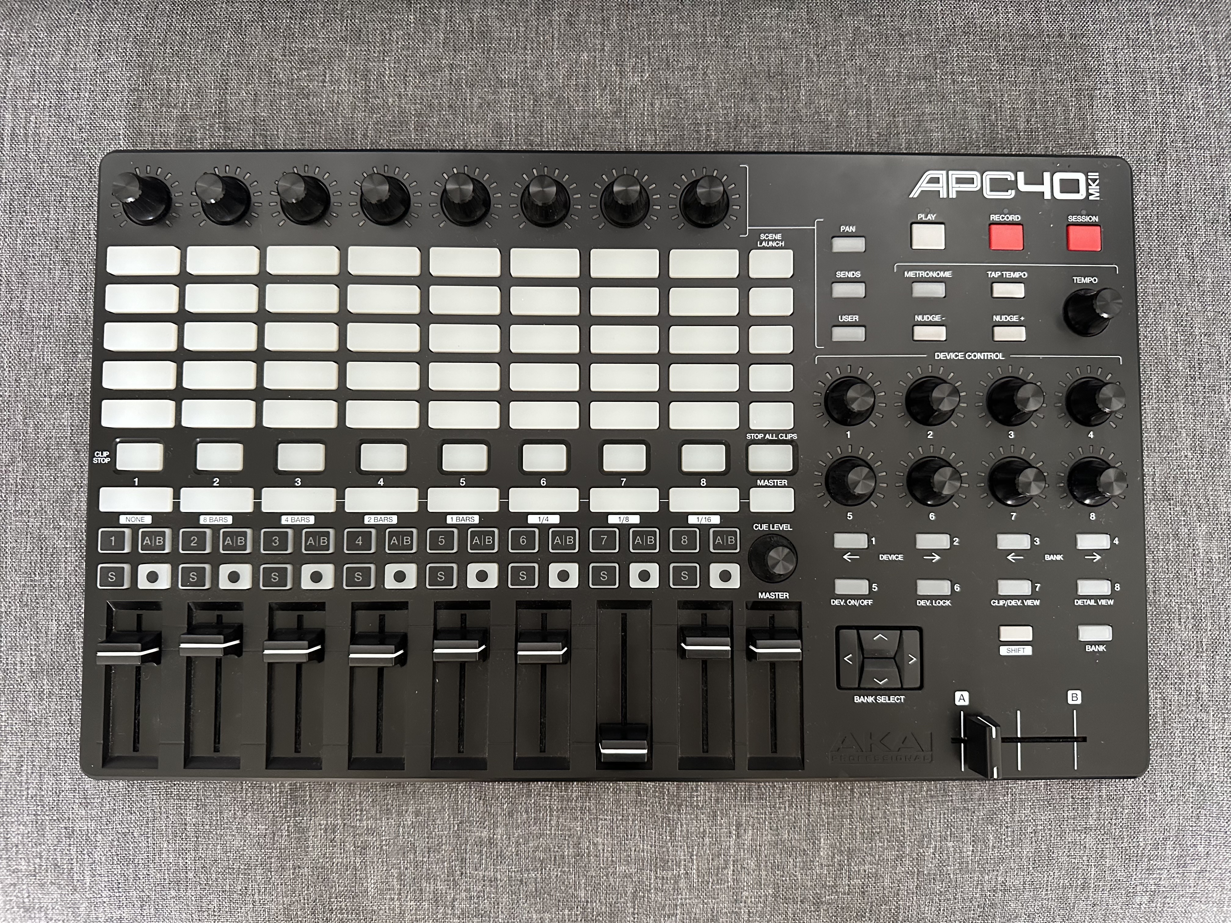 Akai APC40 MKII + Hardcase UDG – Excellent état