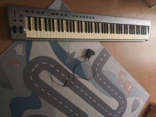ProKeys Sono 88 avec support pour tenir le clavier