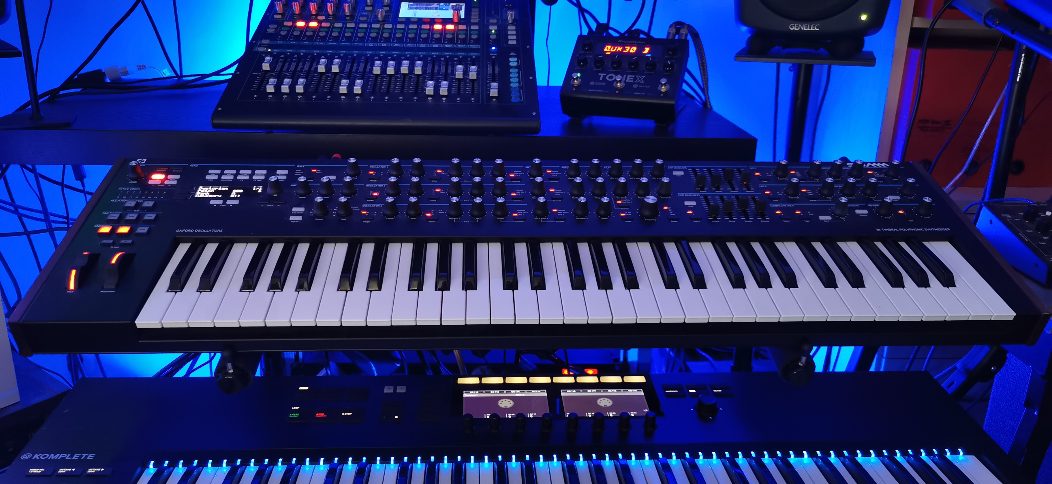 Vends Novation Summit , Très bon état.