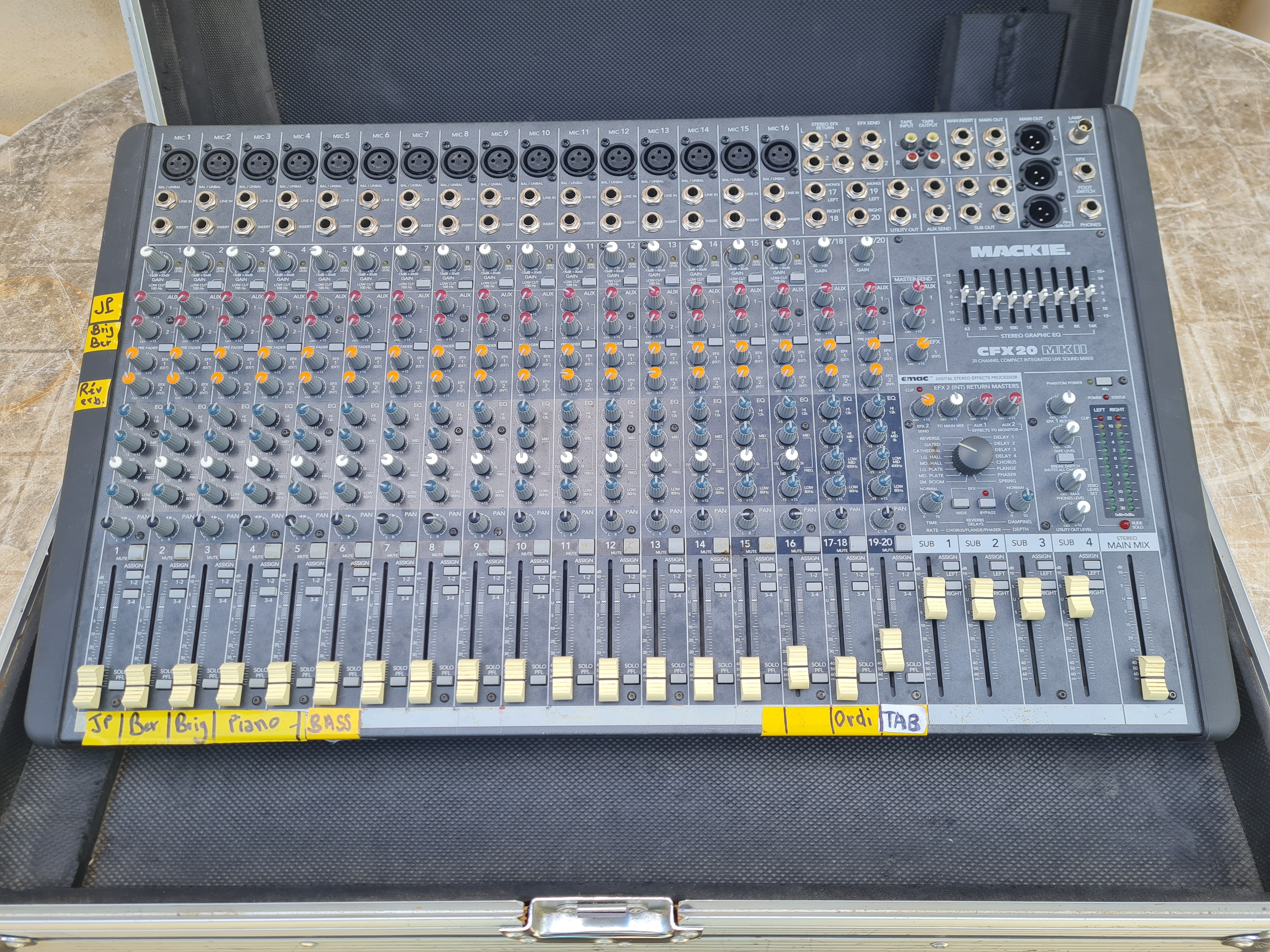Vends table de mixage analogique MACKIE CFX 20 MKII