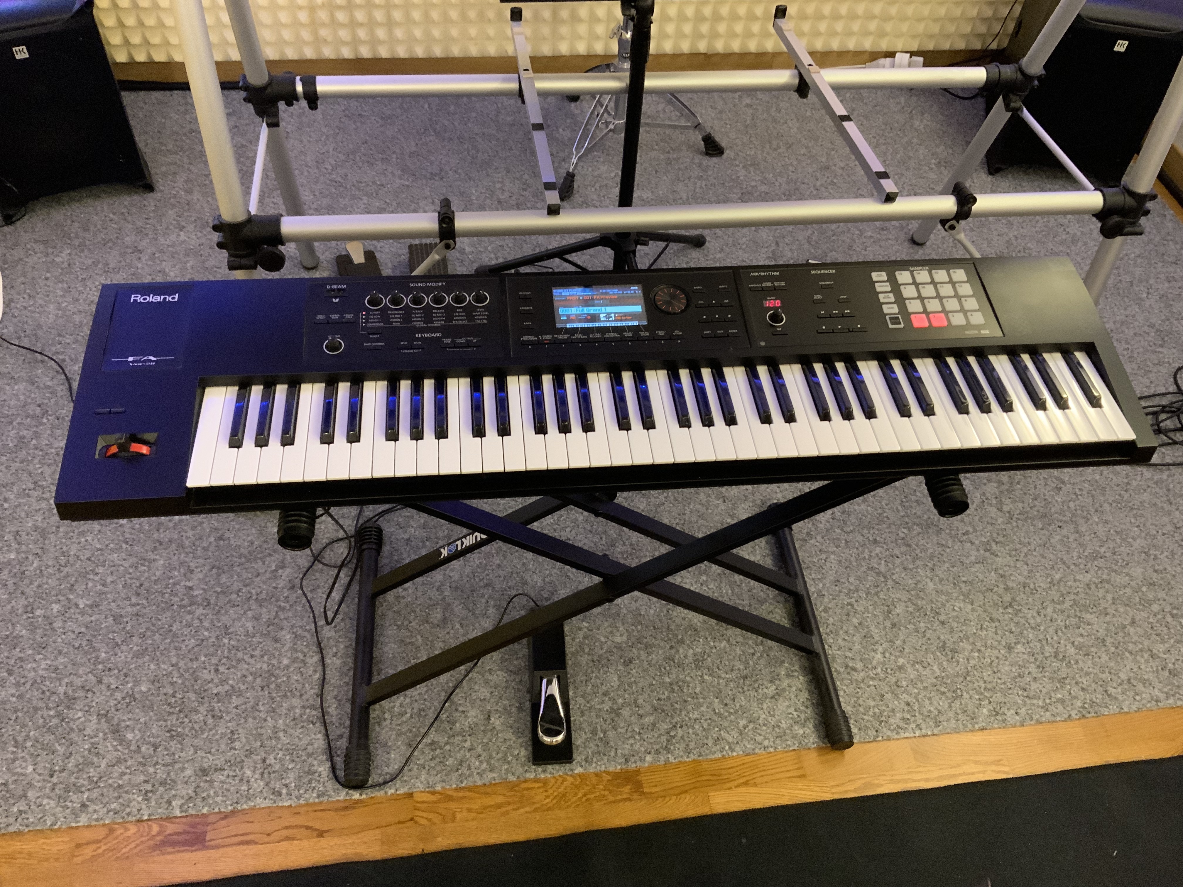 Roland FA-07 + stand + pédale sustain