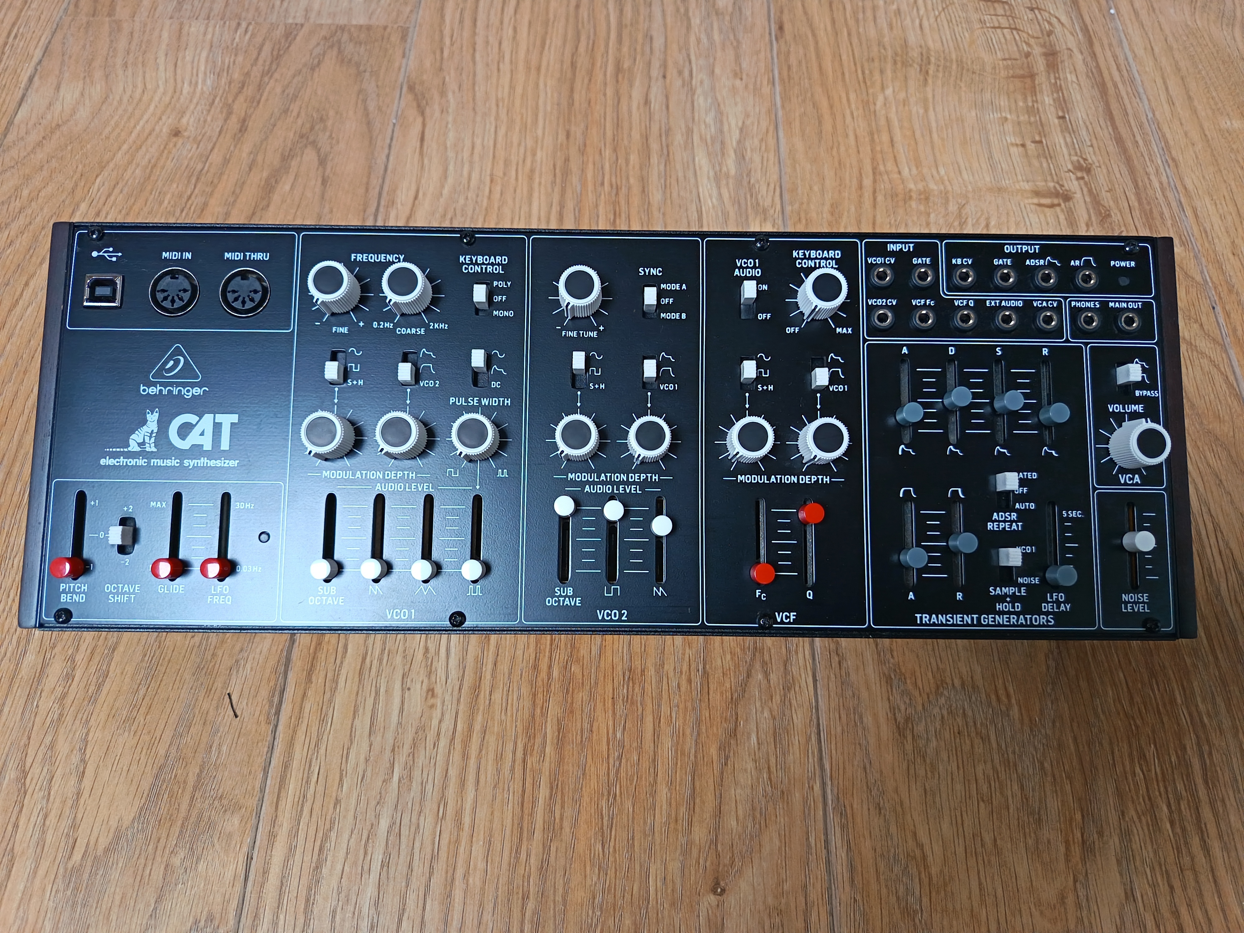 vends Behringer Cat
