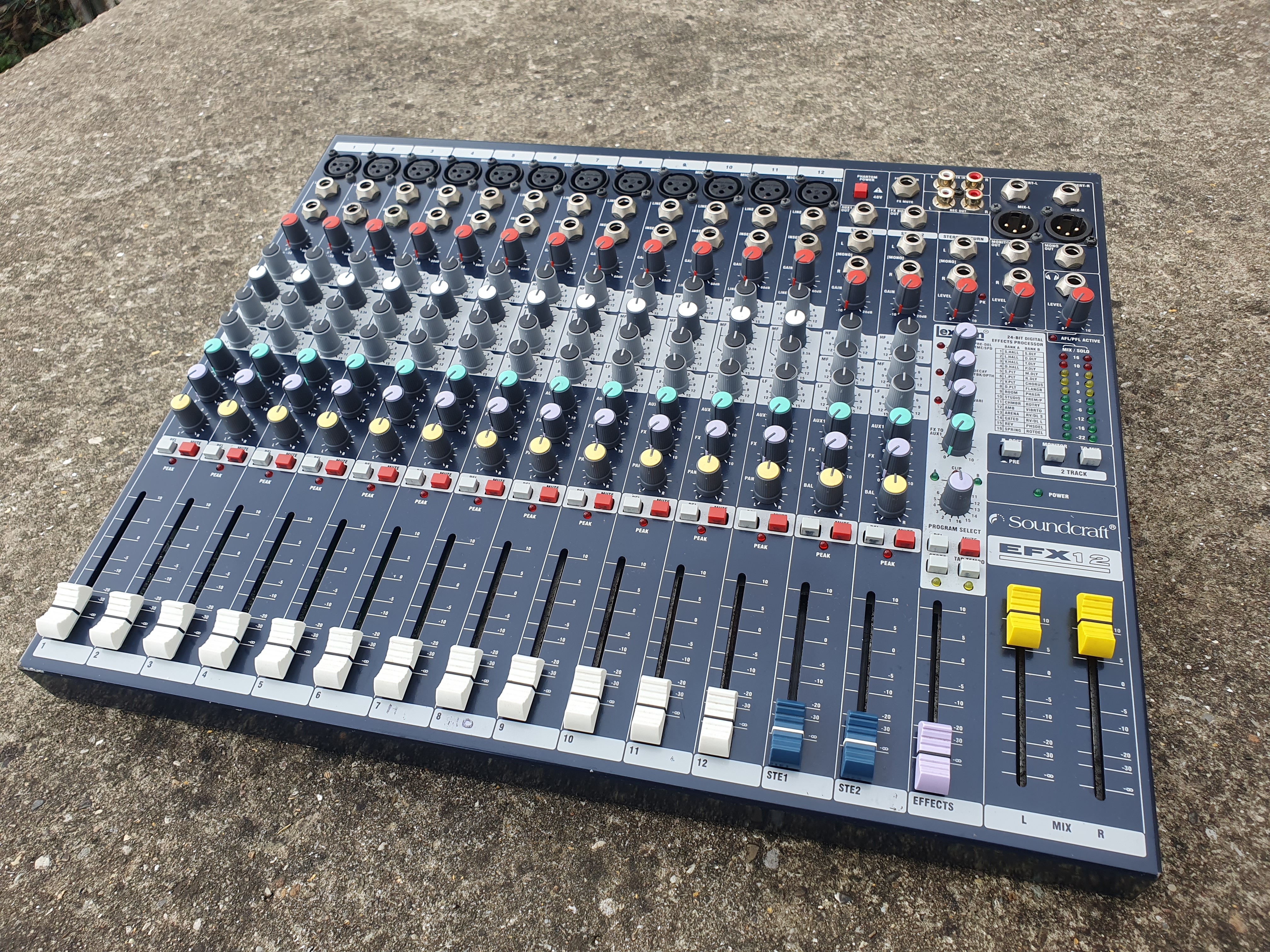 A vendre Soundcraft EFX12 (fx défectueux)