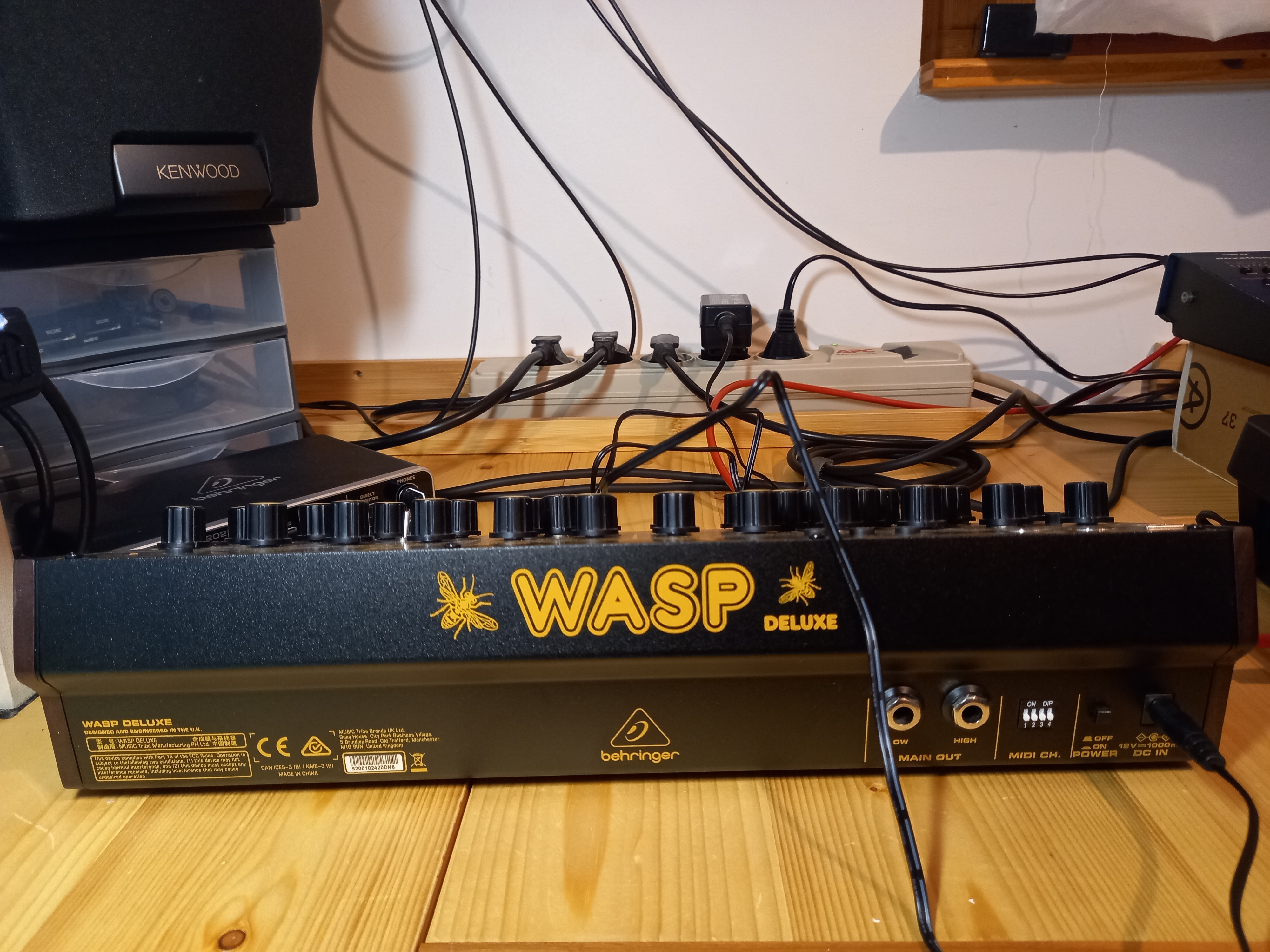 Behringer Wasp Deluxe (1796)