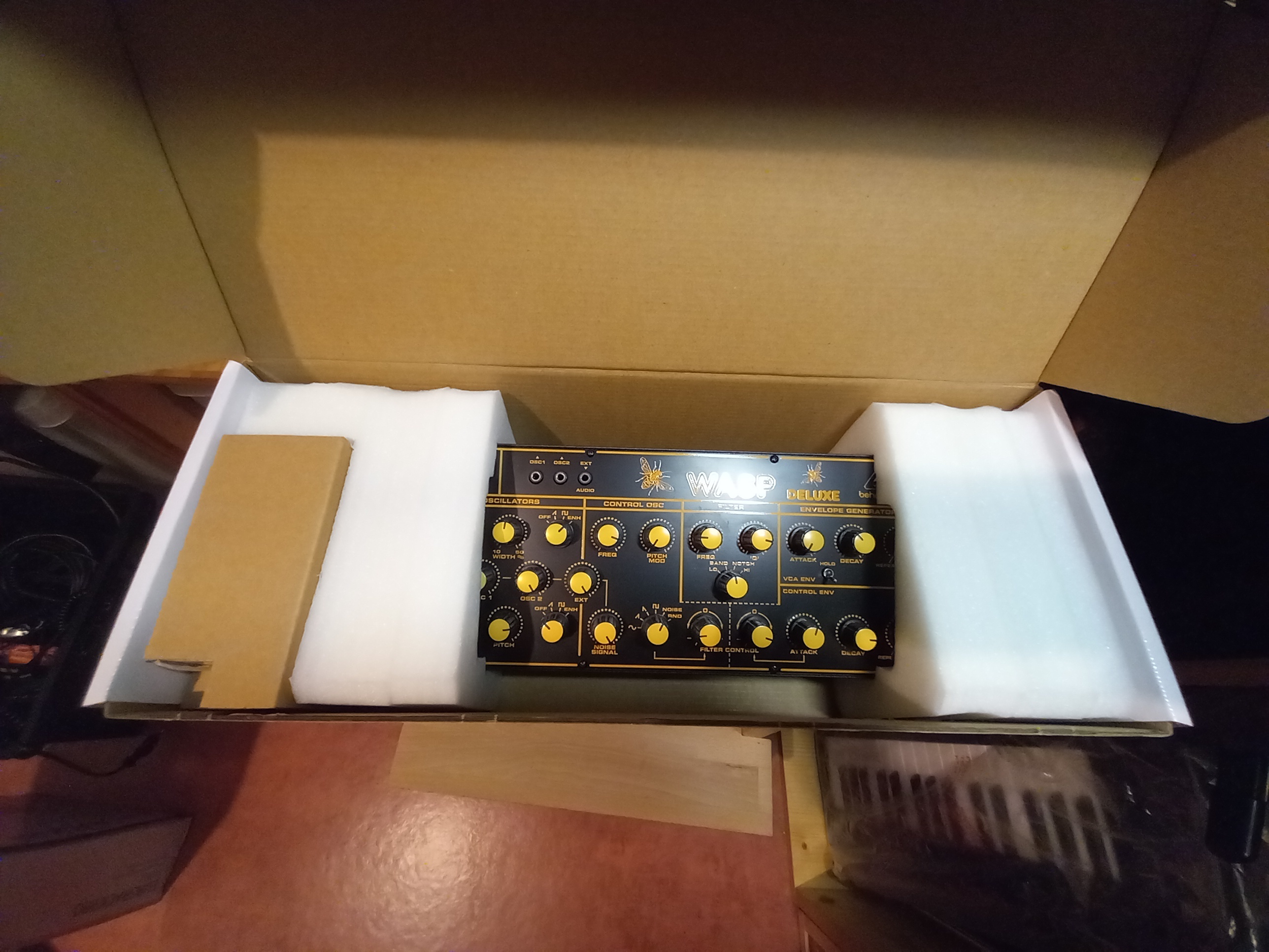 Behringer Wasp Deluxe (40044)