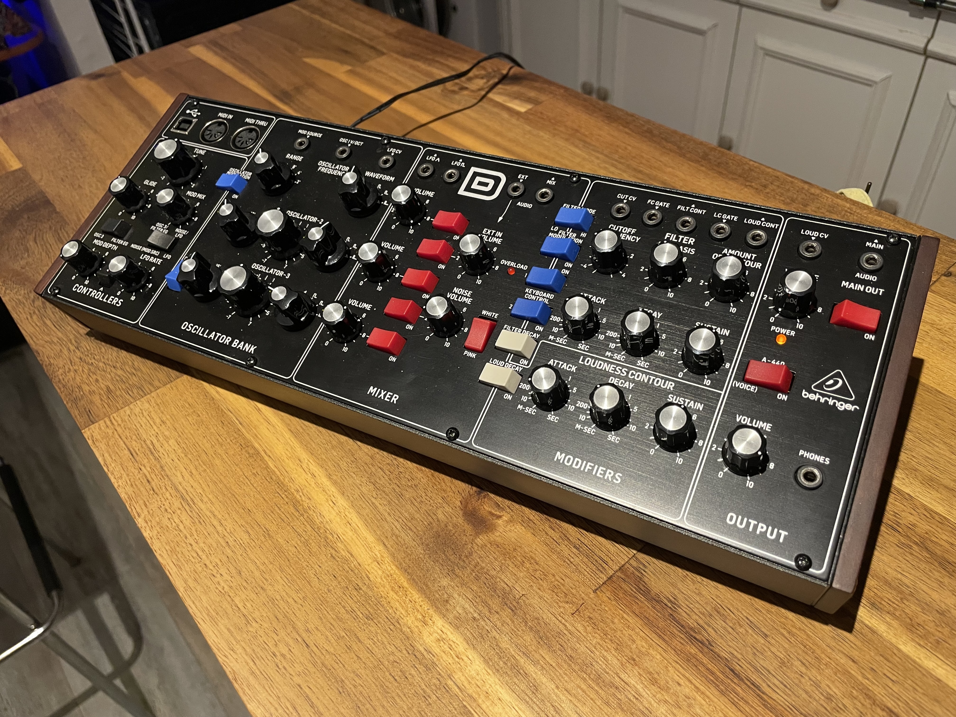 Vends Behringer Model D
