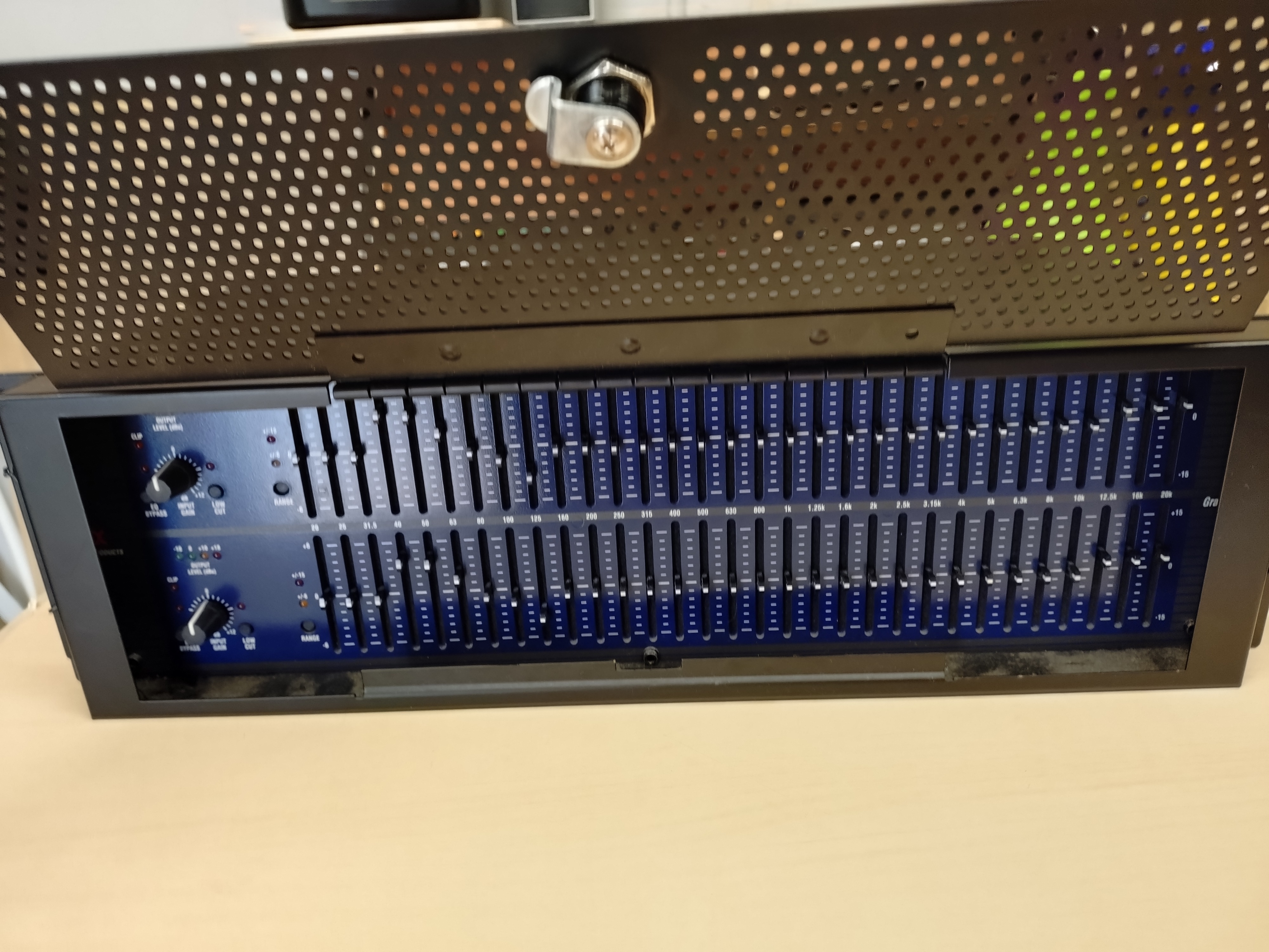 DBX 1231 avec protection façade Thomann