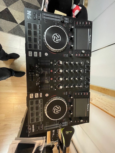 vend Numark NVII Contrôleurs DJ  Contrôleurs DJ USB avec fly case et filtre pour platine disque 