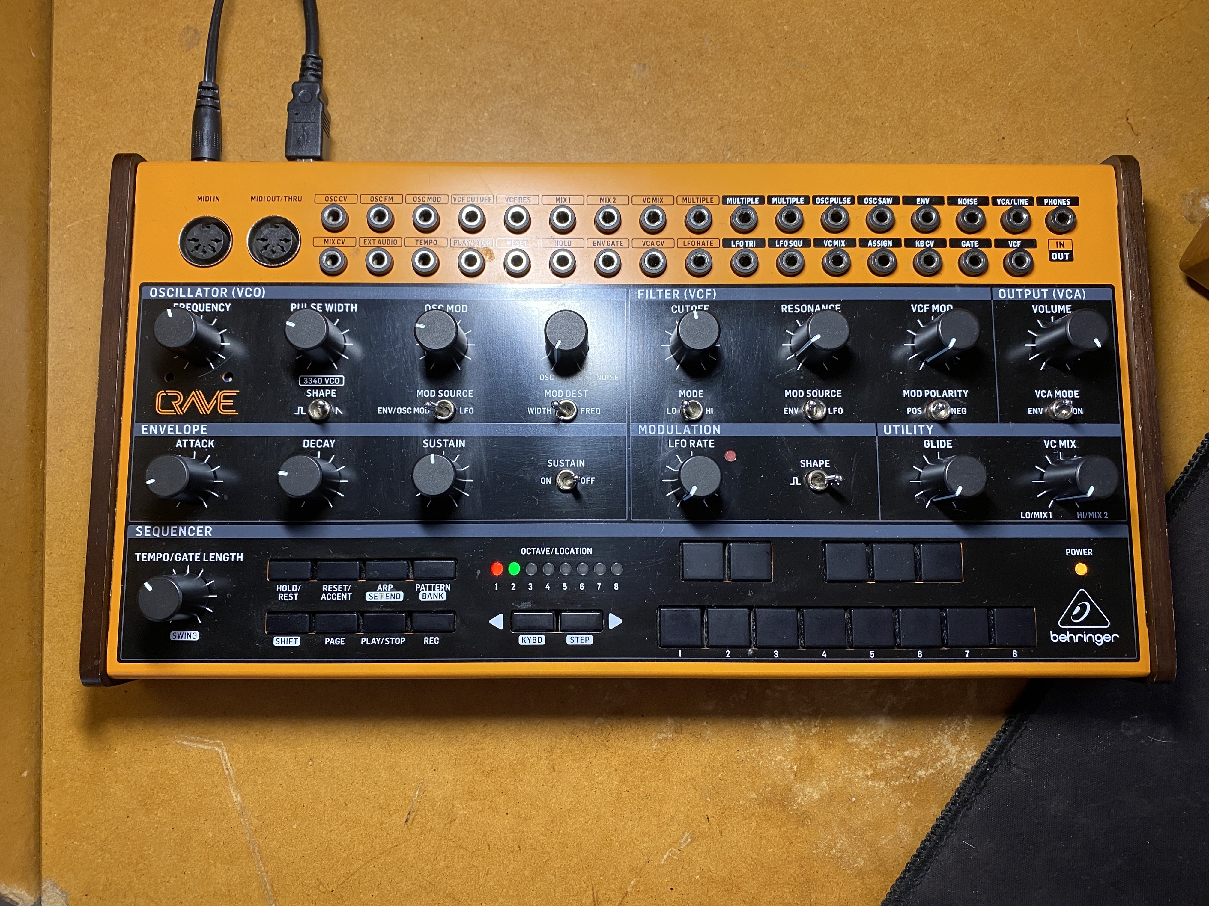 Behringer Crave – très bon état – boîte + alimentation