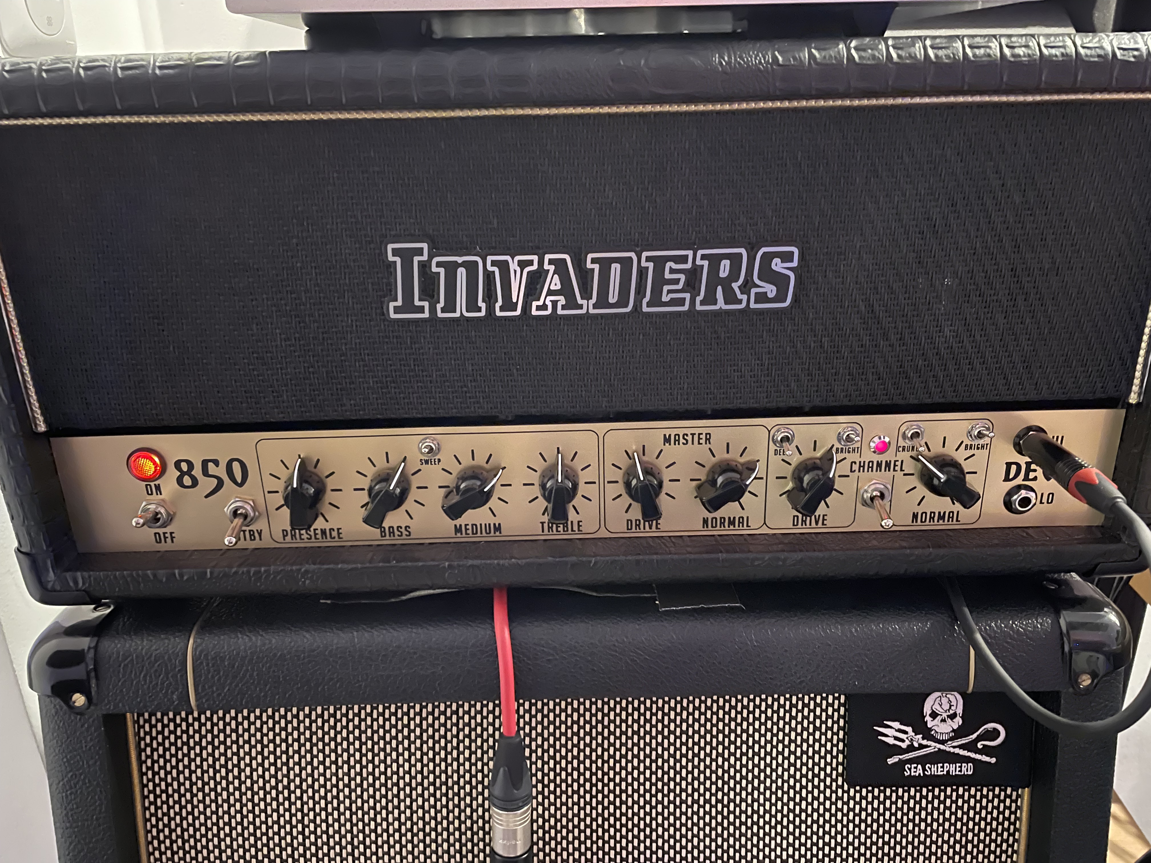 Vends une tête Invaders Amplification - 850 Devil Dual Masters - 50w - 850D031.