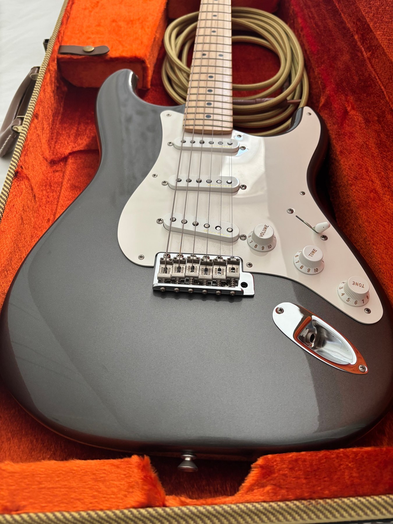 Je vends une guitare Fender Eric Clapton Stratocaster en excellent état.
