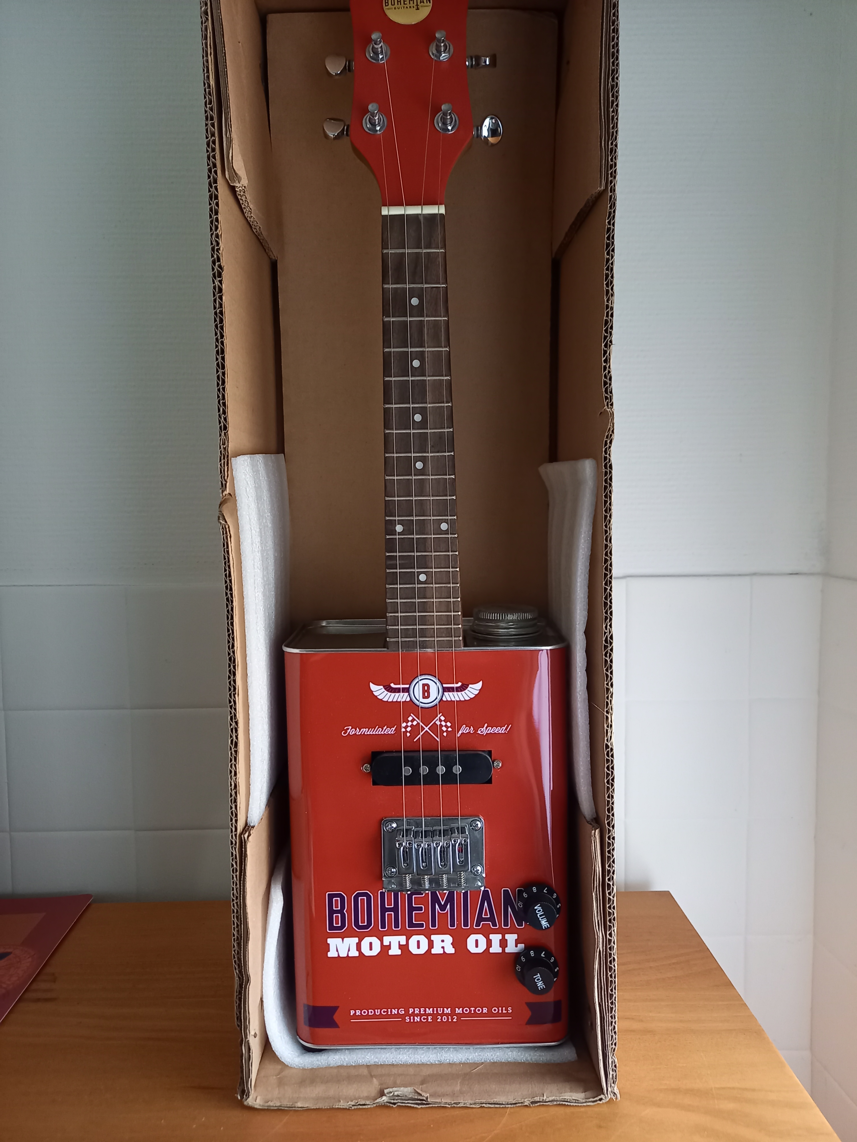 Vends Ukulele Bohemian Guitars Oil Can Motor Oil soprano électrique