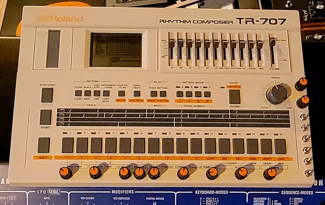 TR-707 circuit bendée avec pitch mod, HH Decay mod, Audio In et 12 bends
