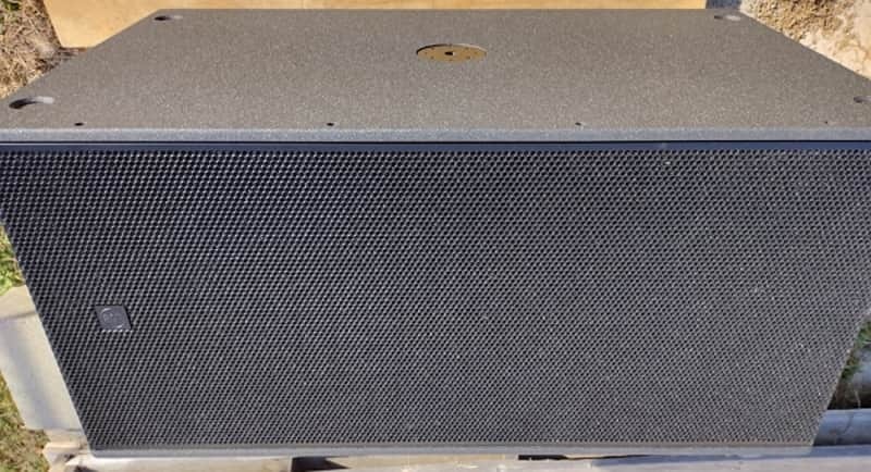 RCF SUB 8008-AS en très bon état de fonctionnement.