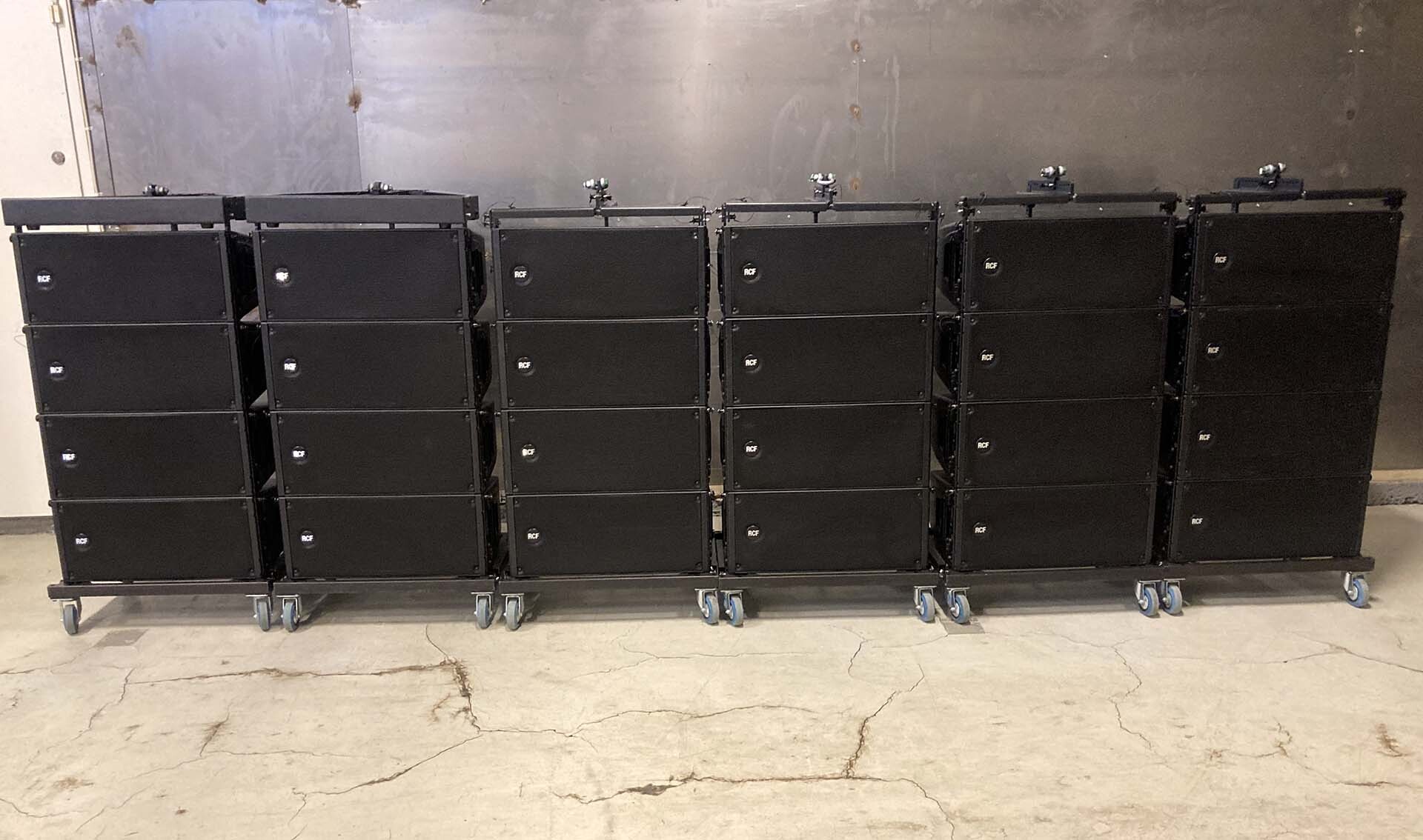 24 modules line array actifs RCF HDL 20-A en excellent état de fonctionnement. (1 x 2000)