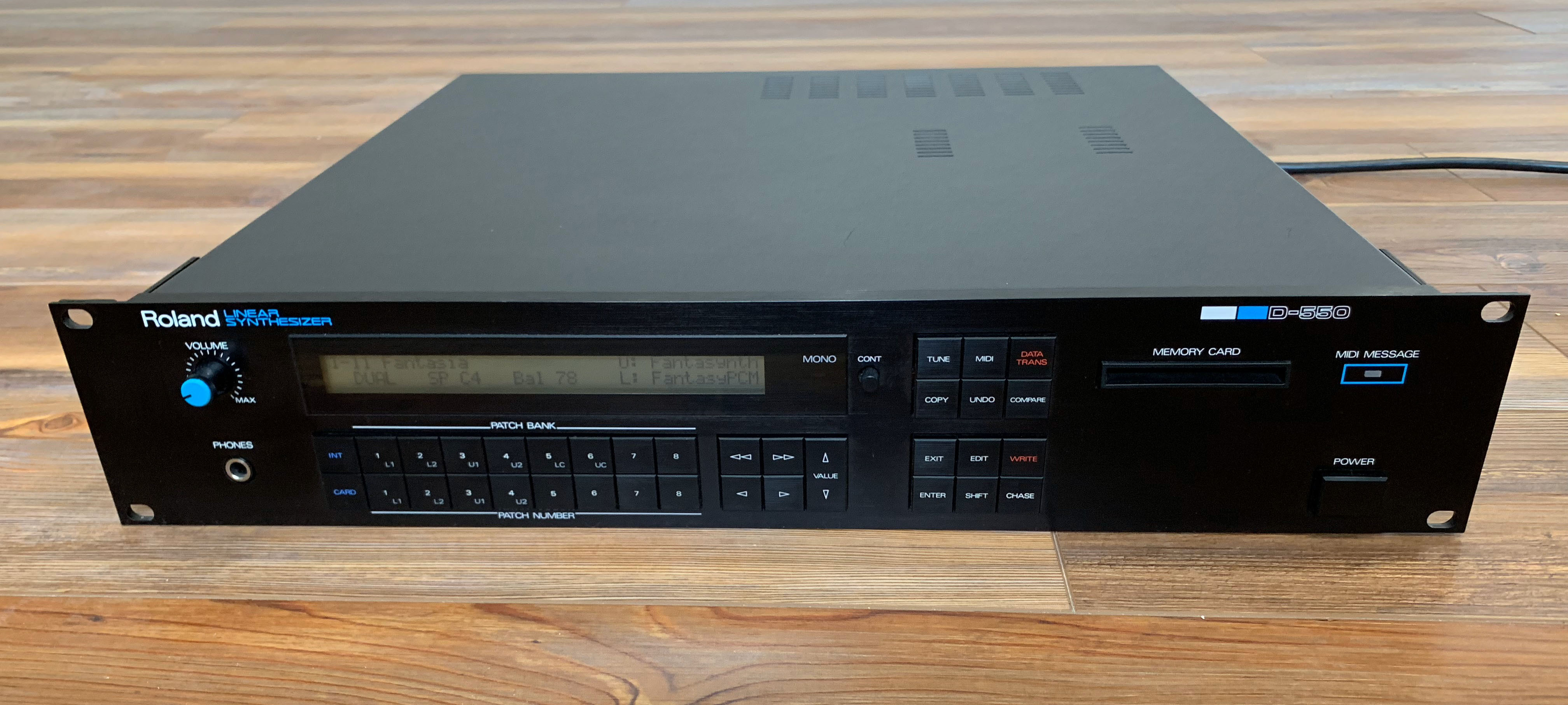 VENDS ROLAND Expandeur du D-50, le D-550 AVEC son PG-1000, avec 2 cartes ROM.