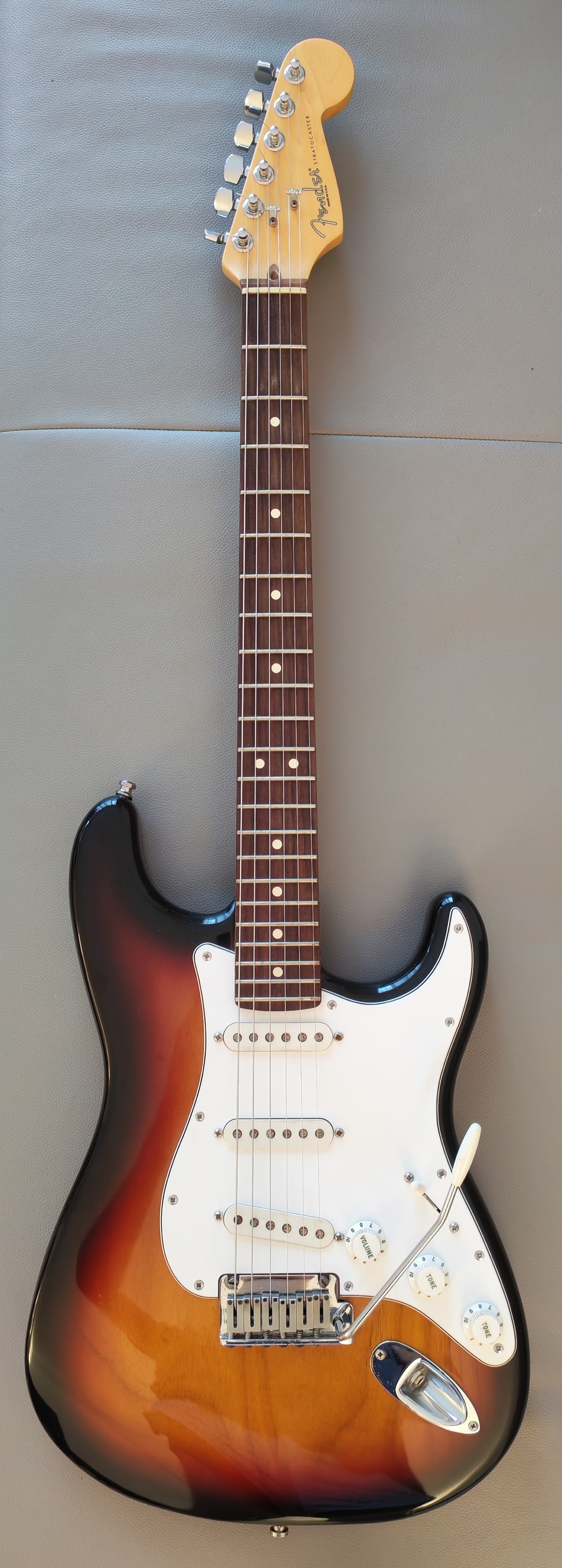 Vends Fender Stratocaster US début des années 2000. Noire Sunburst