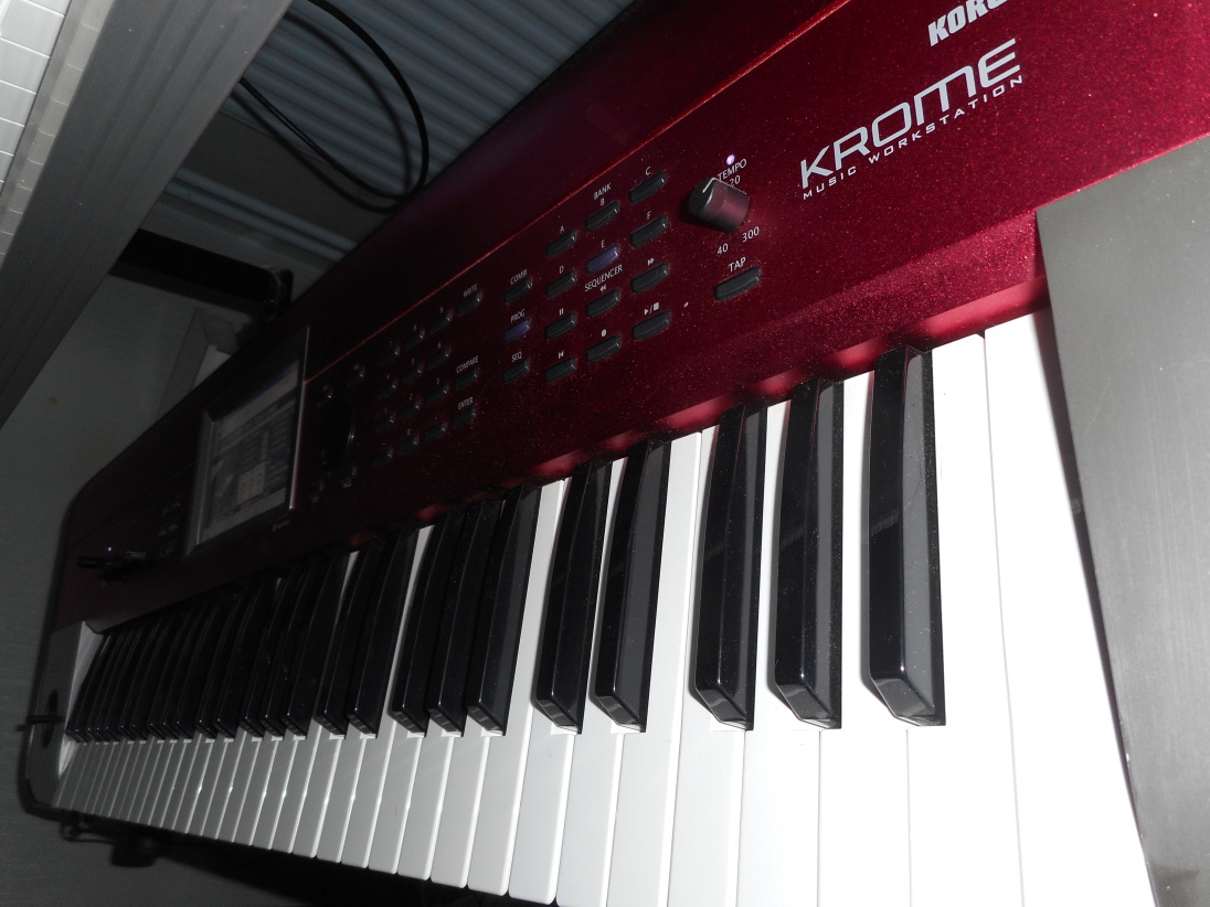 KROME KORG 61 NOTES COULEUR (assez rare) EN PARFAIT ETAT, HOUSSE DE TRANSPORT