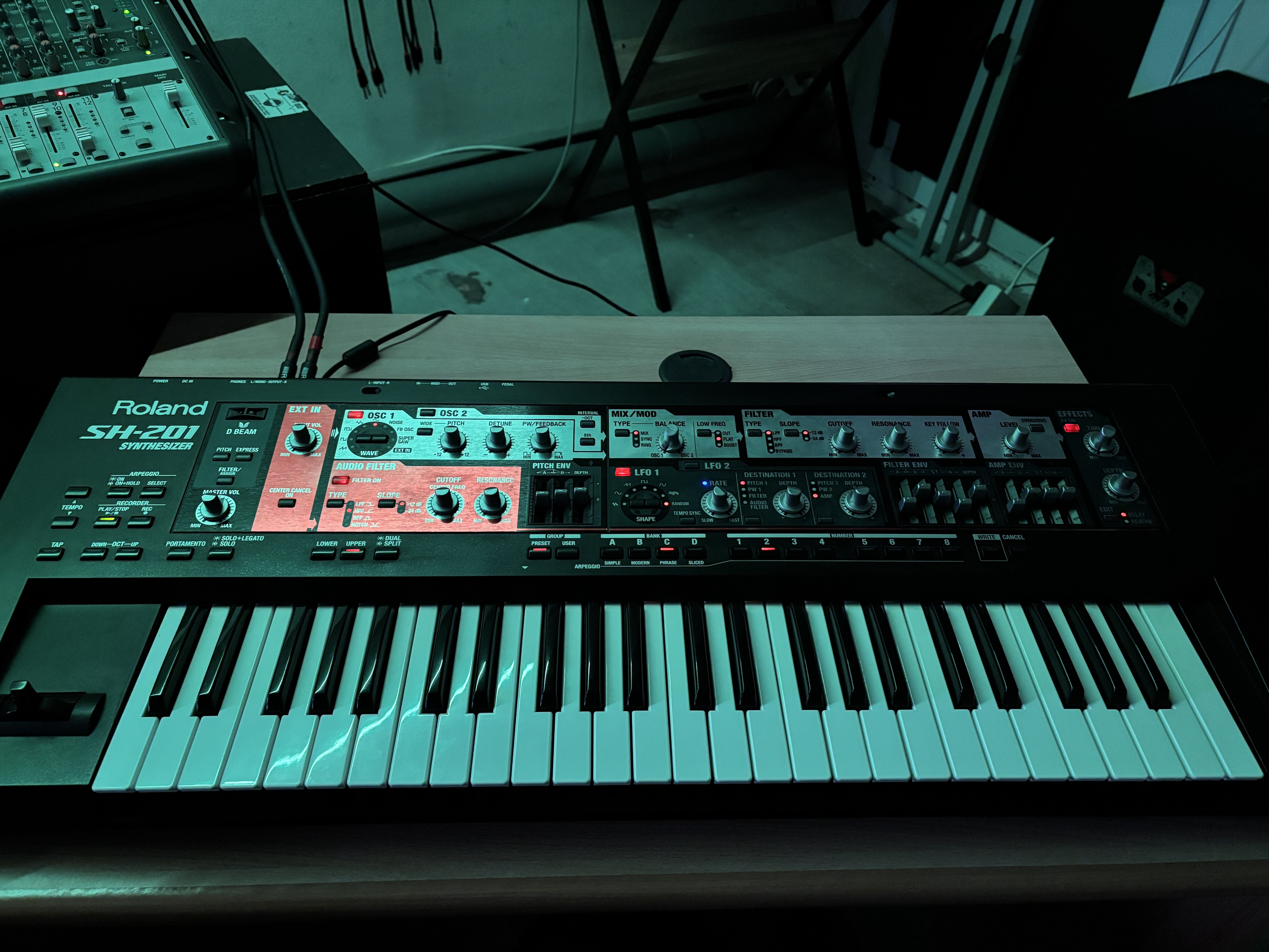 Synthétiseur Roland sh 201 + housse
