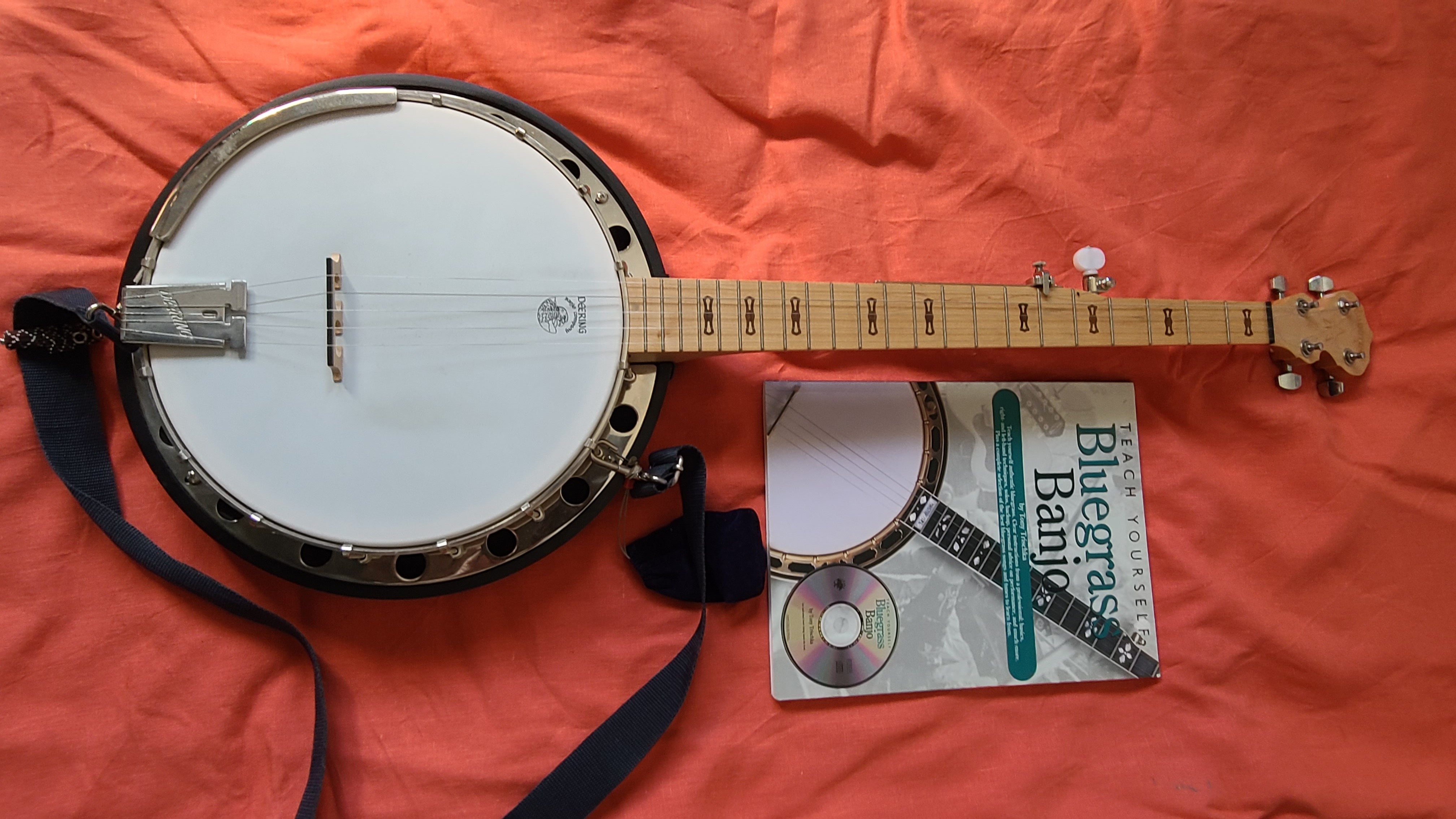 Superbe banjo 5 cordes Deering Goodtime, état neuf, puissant et léger.