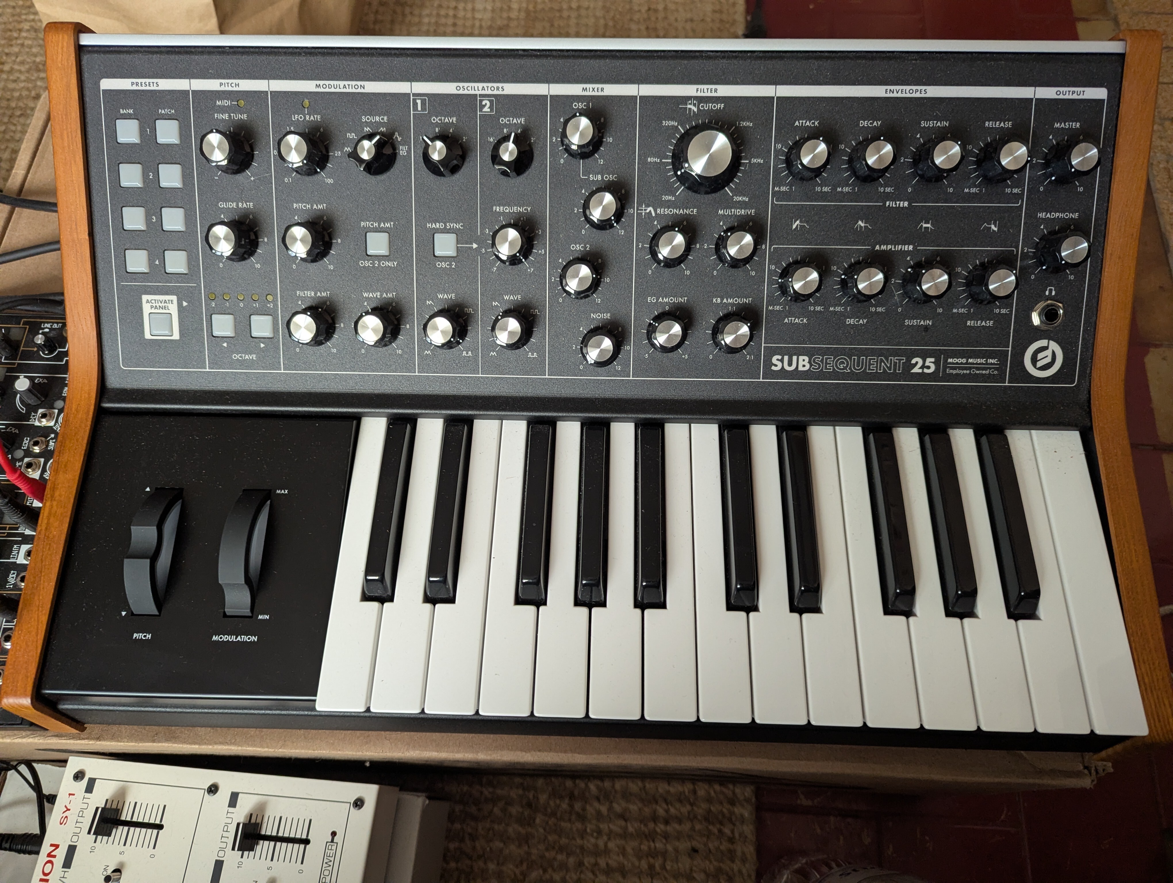vends Moog Music Subsequent 25