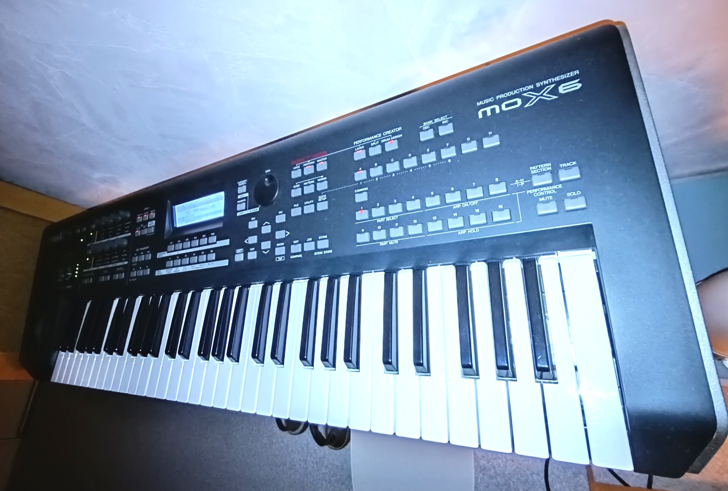 Yamaha MOX6 état neuf avec stand double X, housse thoman.. 