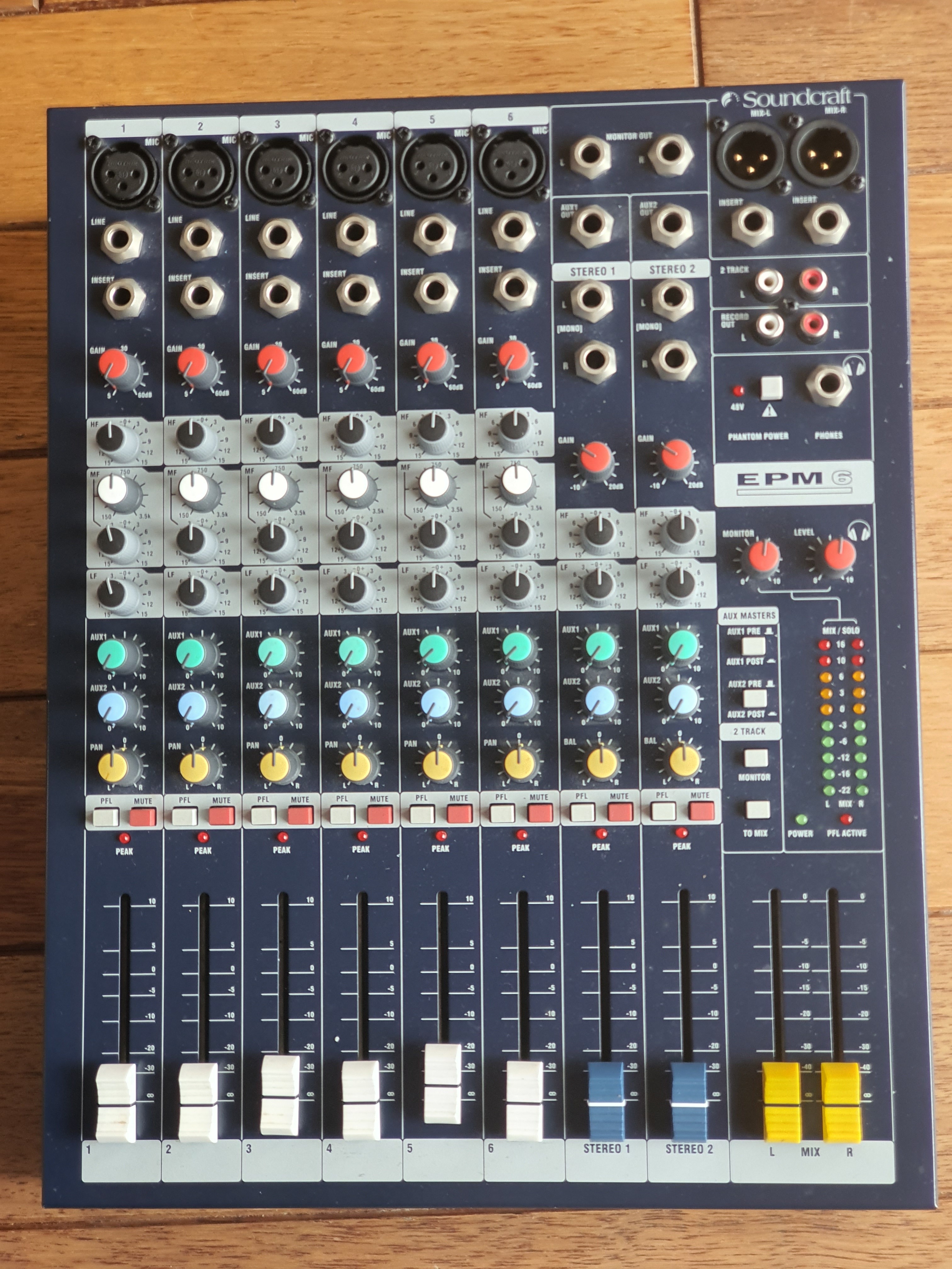 Vends table de mixage Soundcraft EPM 6