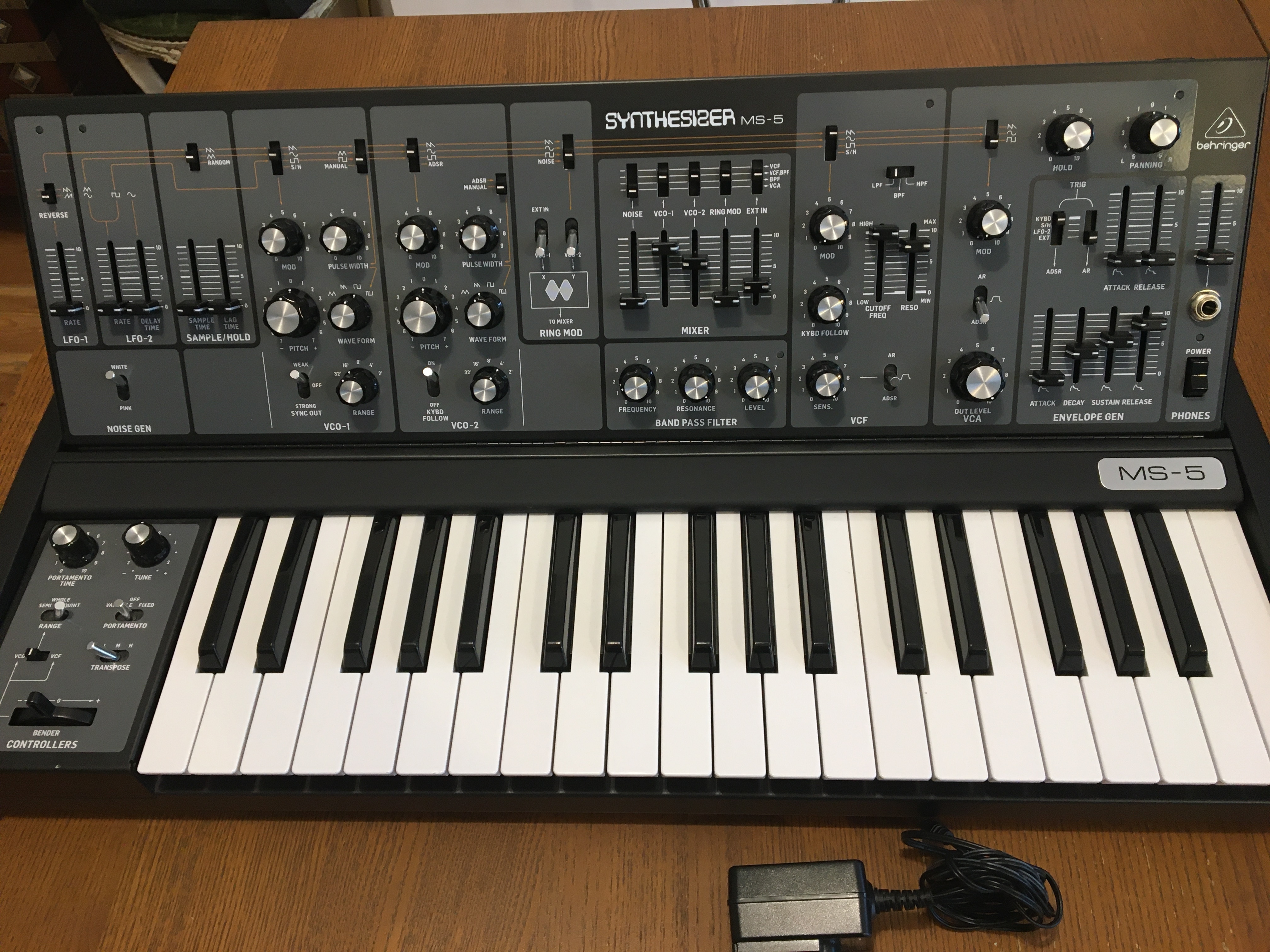 Vds BEHRINGER MS5 en bon état