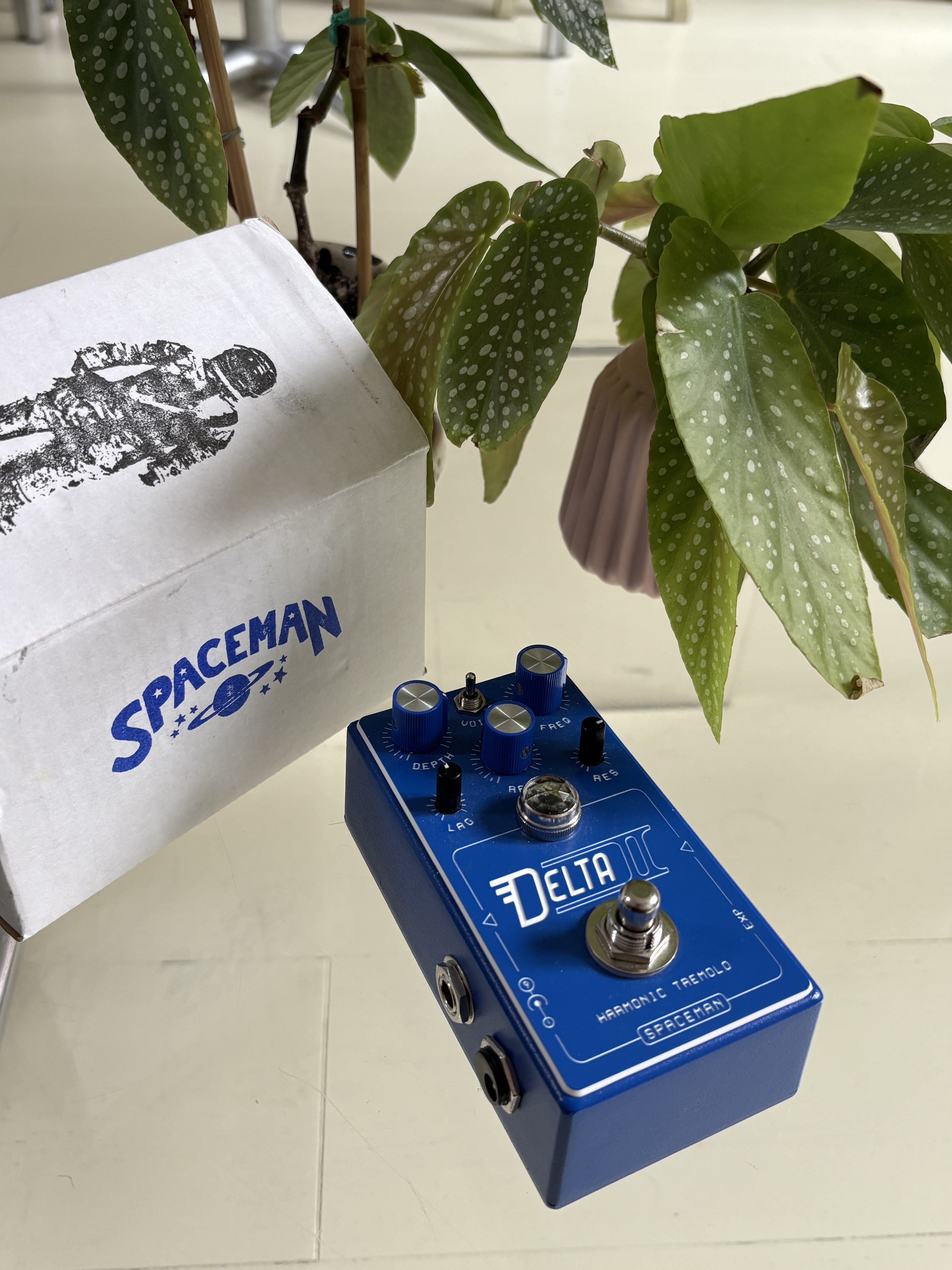 Vends pédale harmonic tremolo Spaceman Delta II