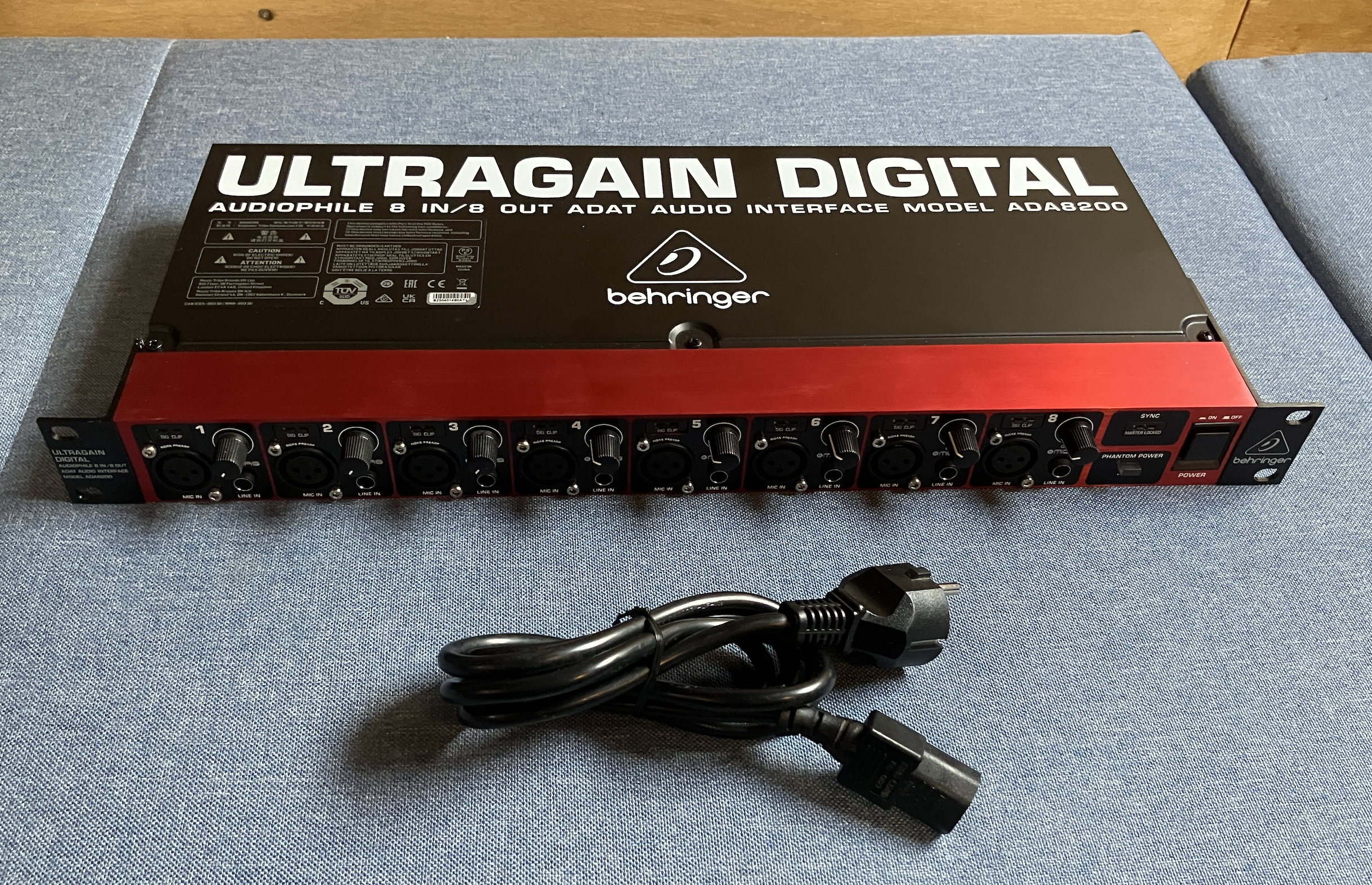  Behringer Ultragain Digital ADA8200