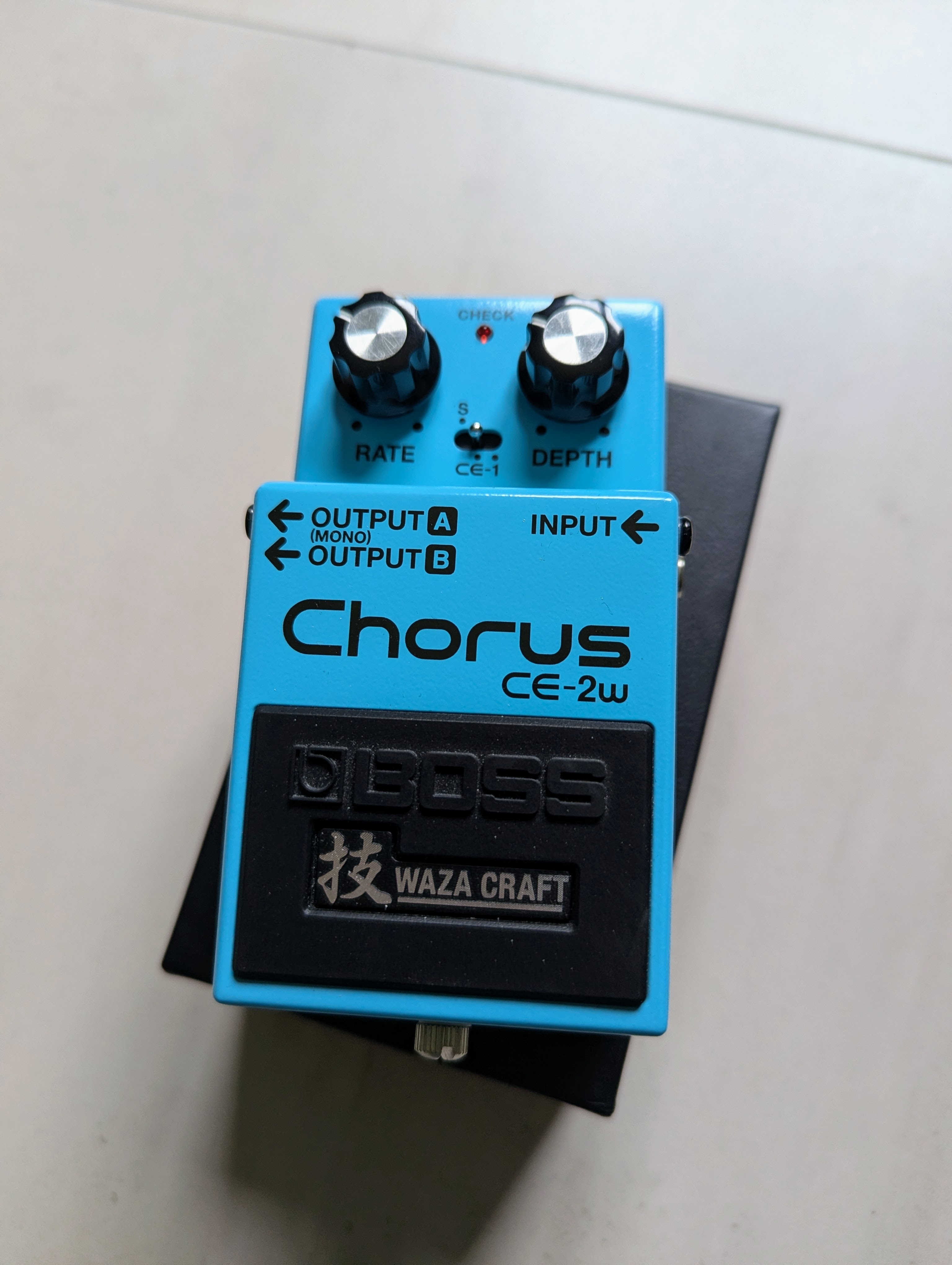 Vends Boss CE-2W