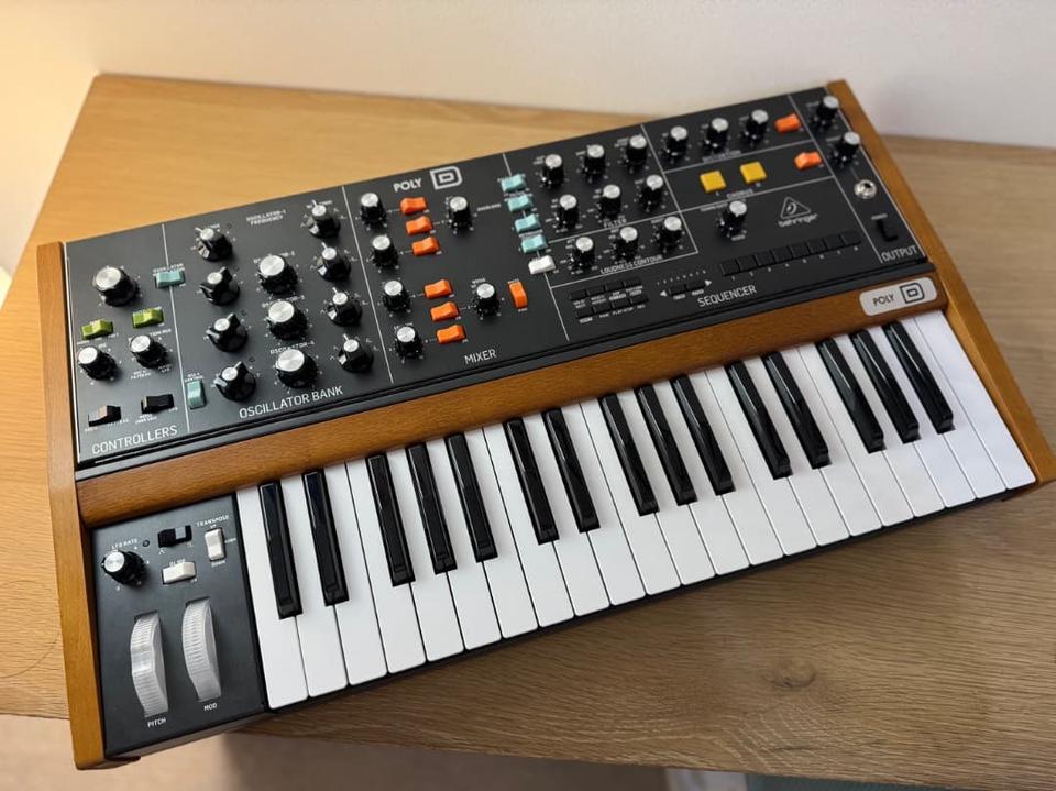 Synthétiseur analogique Behringer POLY D