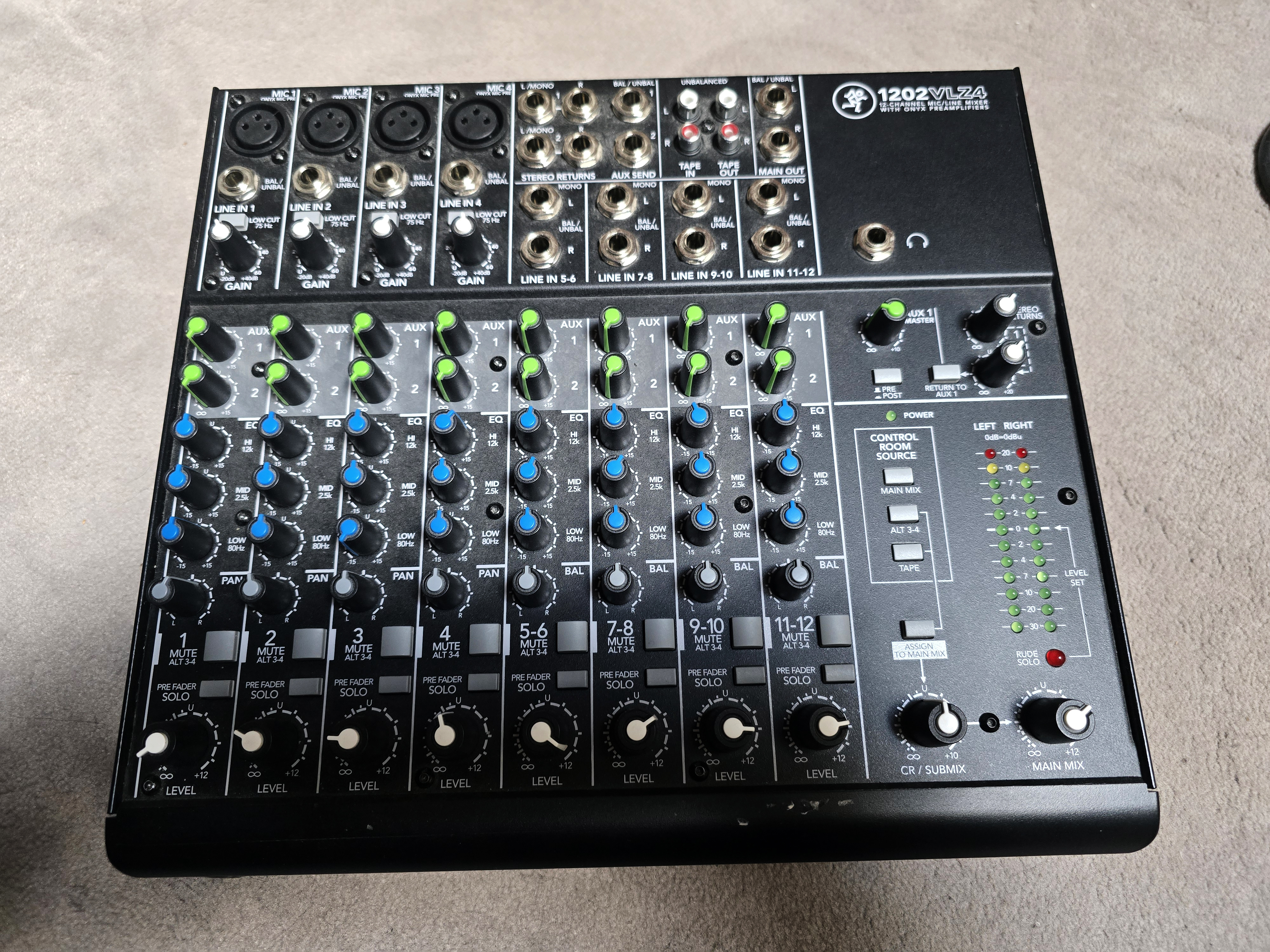 Vends Mackie 12.2vlz04