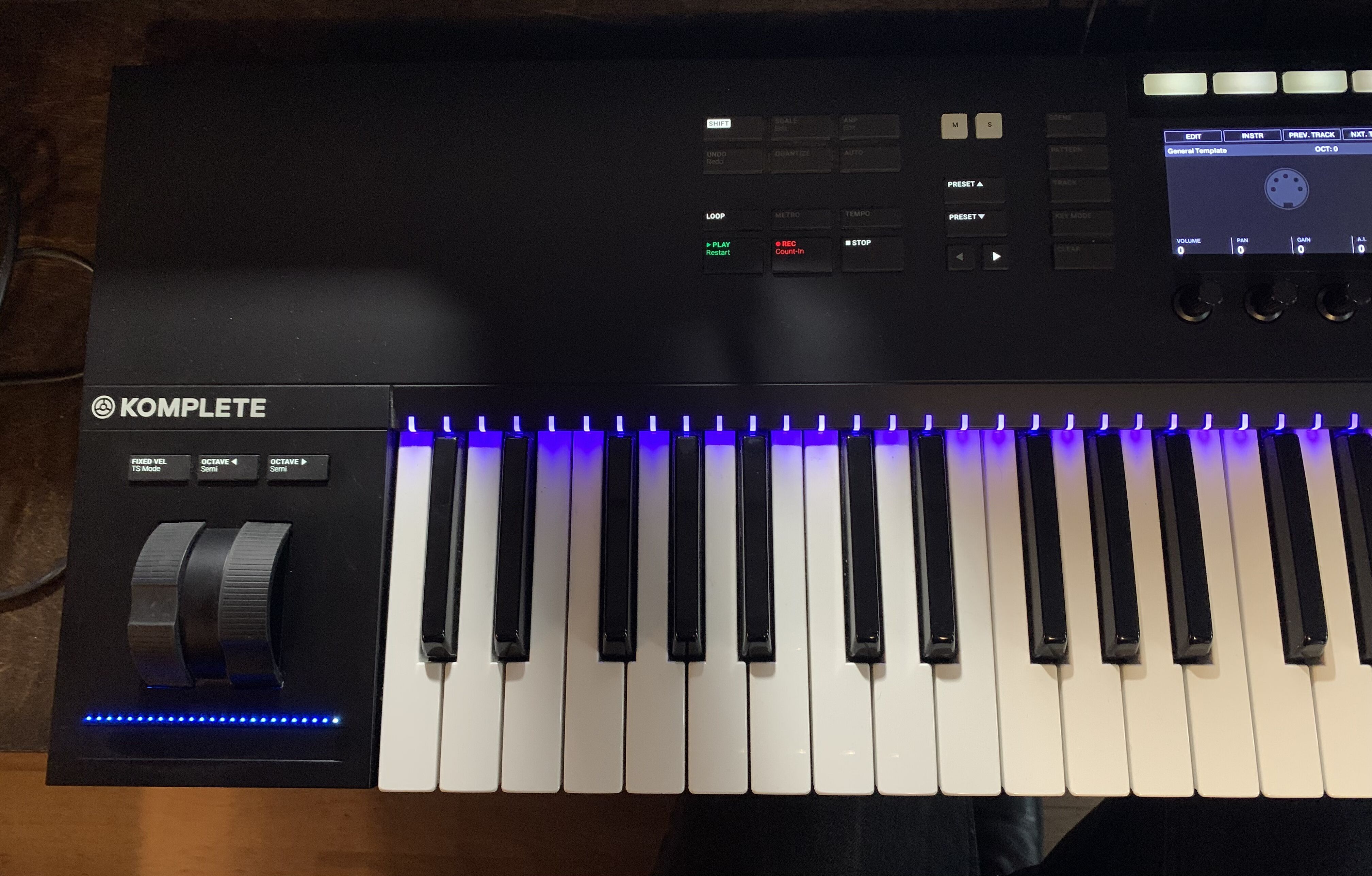 Vends Komplete Kontrol S61 MKII avec licence Komplete 12