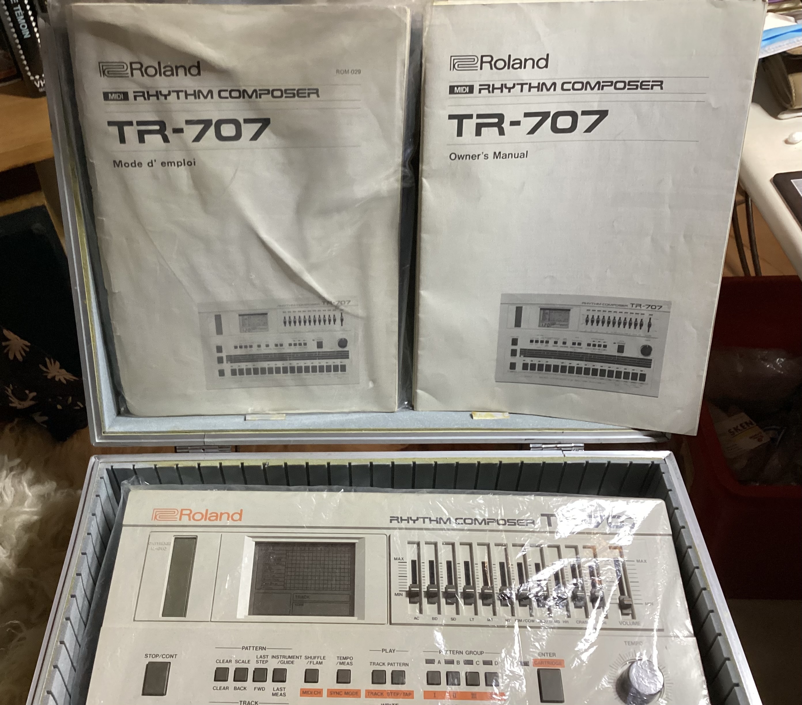 VENDS ROLAND TR-707 AV. 2x MANUELS, TRANSFO ORIGINAL + MALLETTE MÉTAL