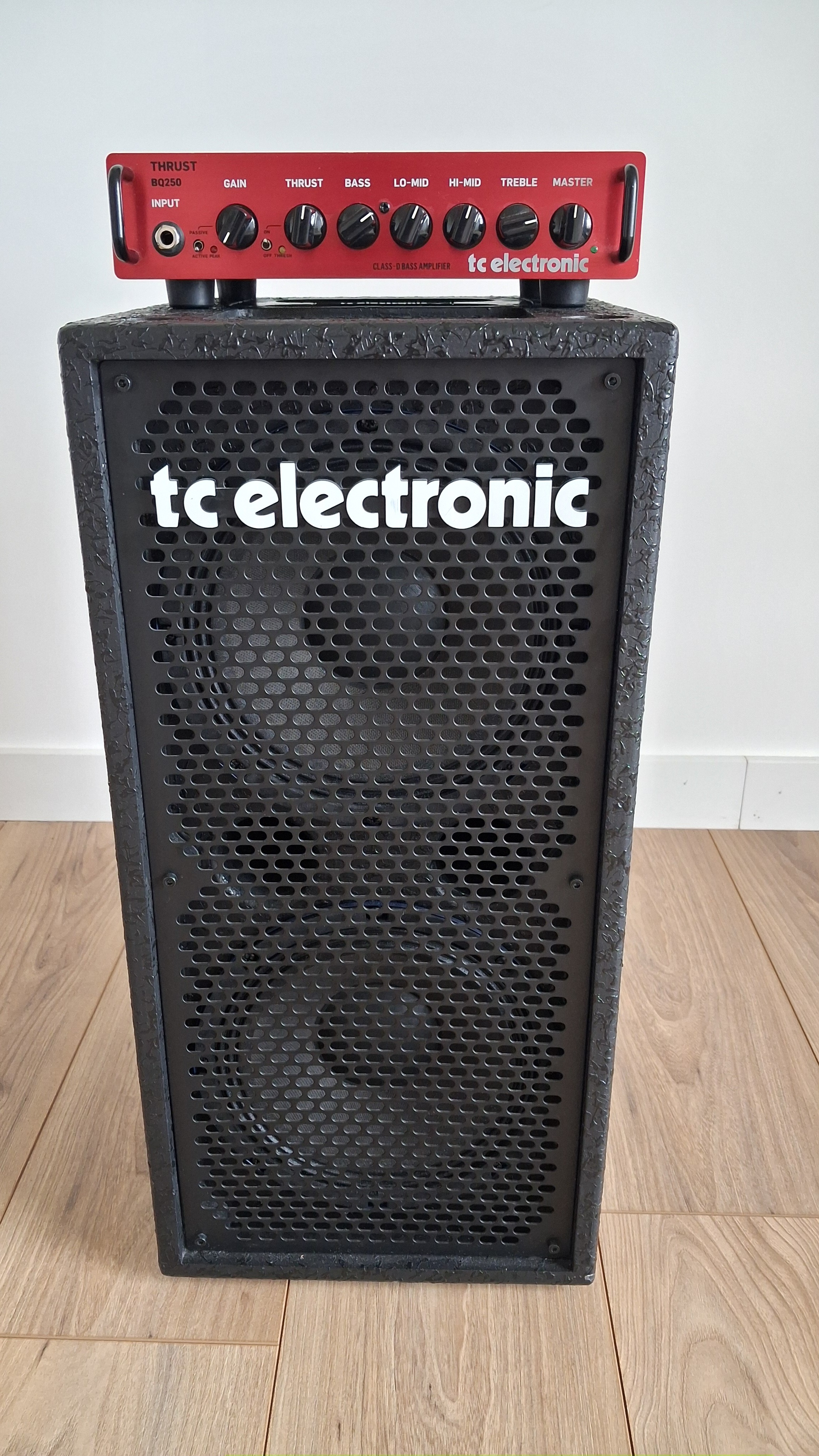 Ampli basse TC Electronic BQ250 et Baffle BC208