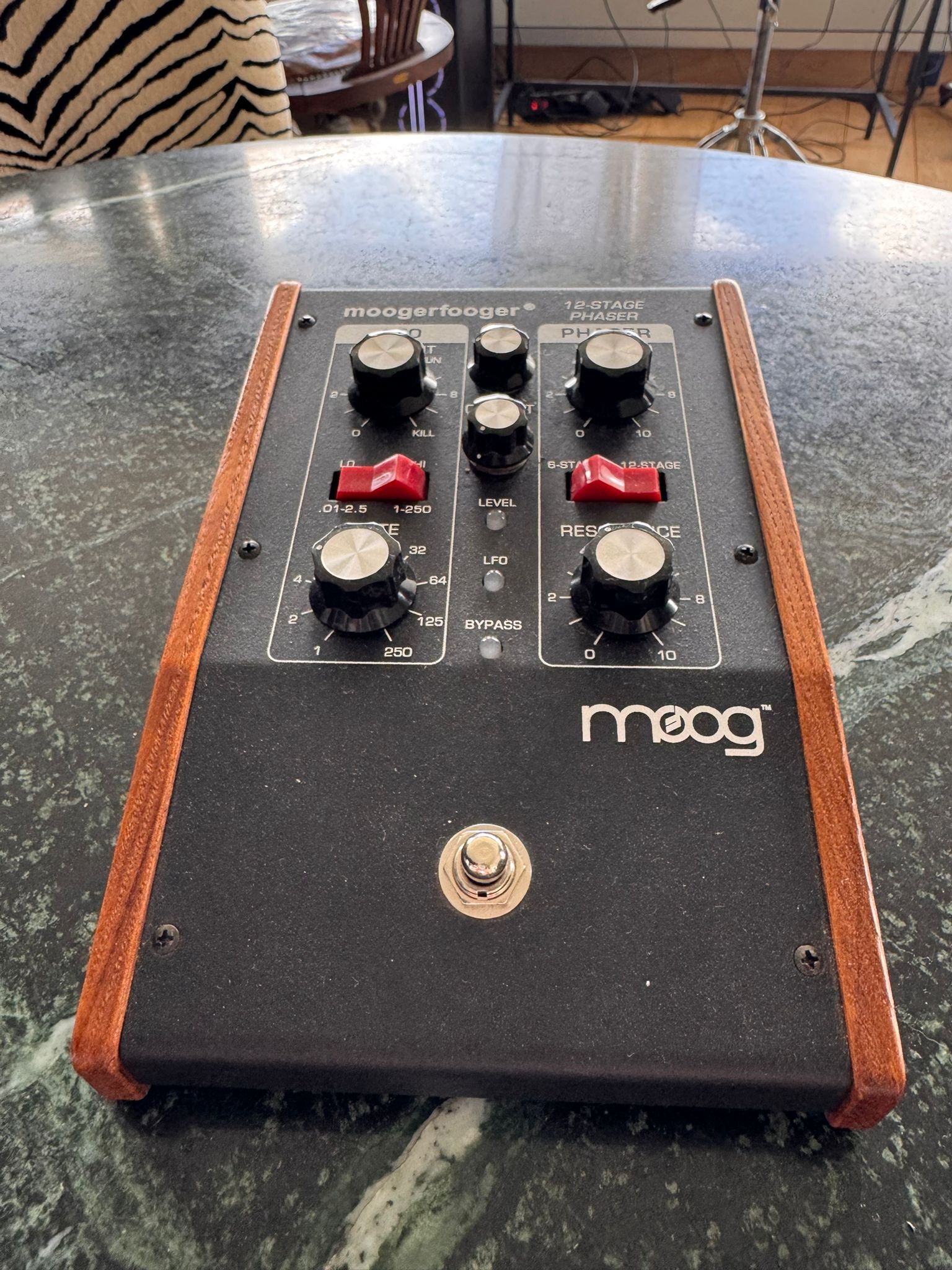 Vends Moog Moogerfooger MF-103 12-Stage Phaser + alimentation