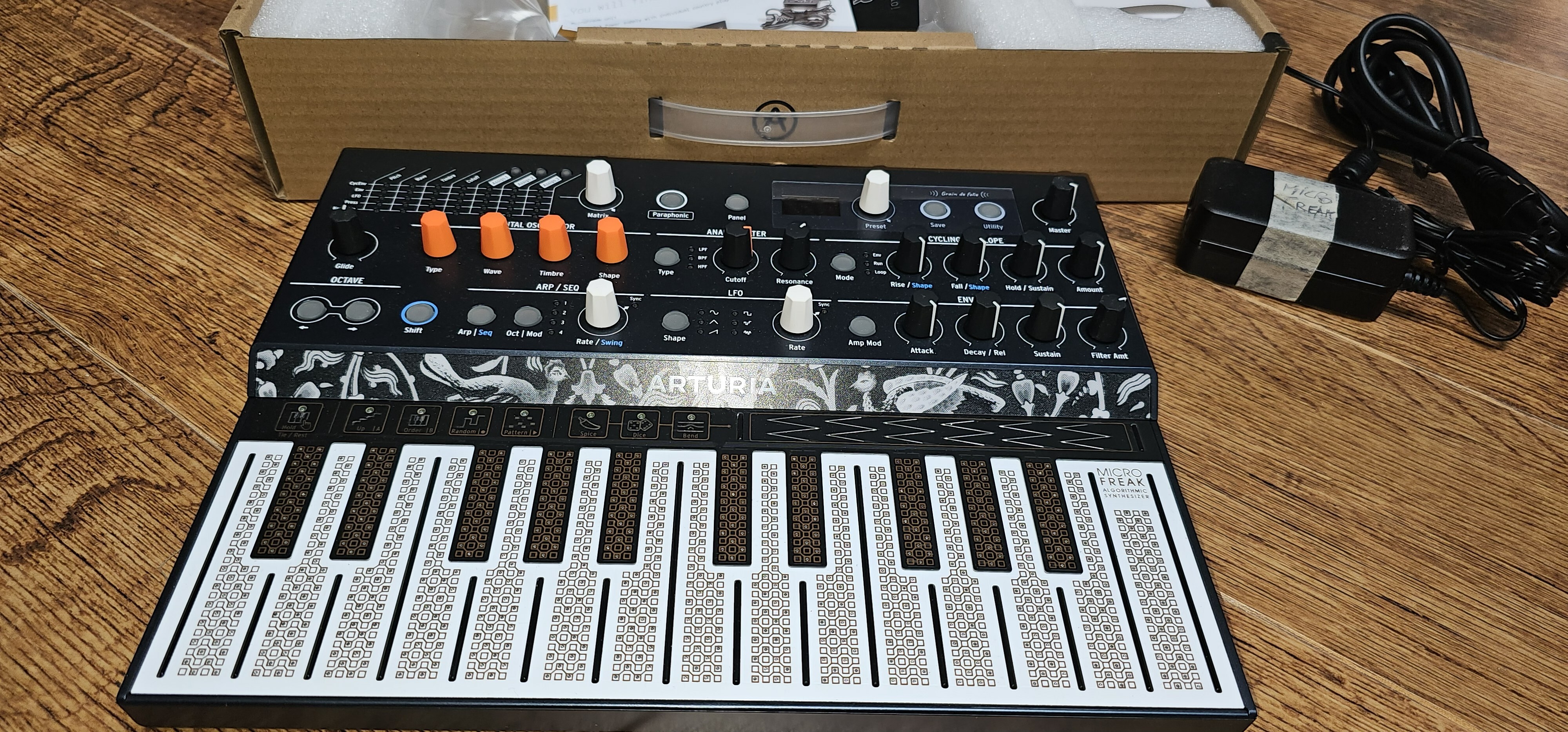 Arturia MicroFreak comme neuf - Clavier Easel Buchla