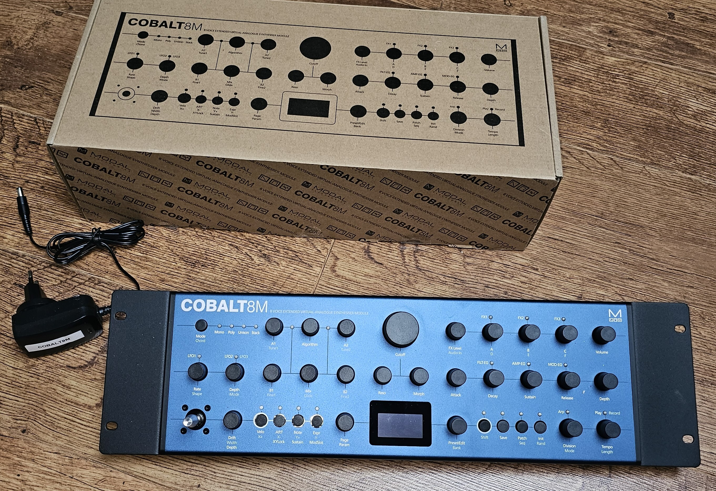 Modal Electronics Cobalt8M + Equerres rack