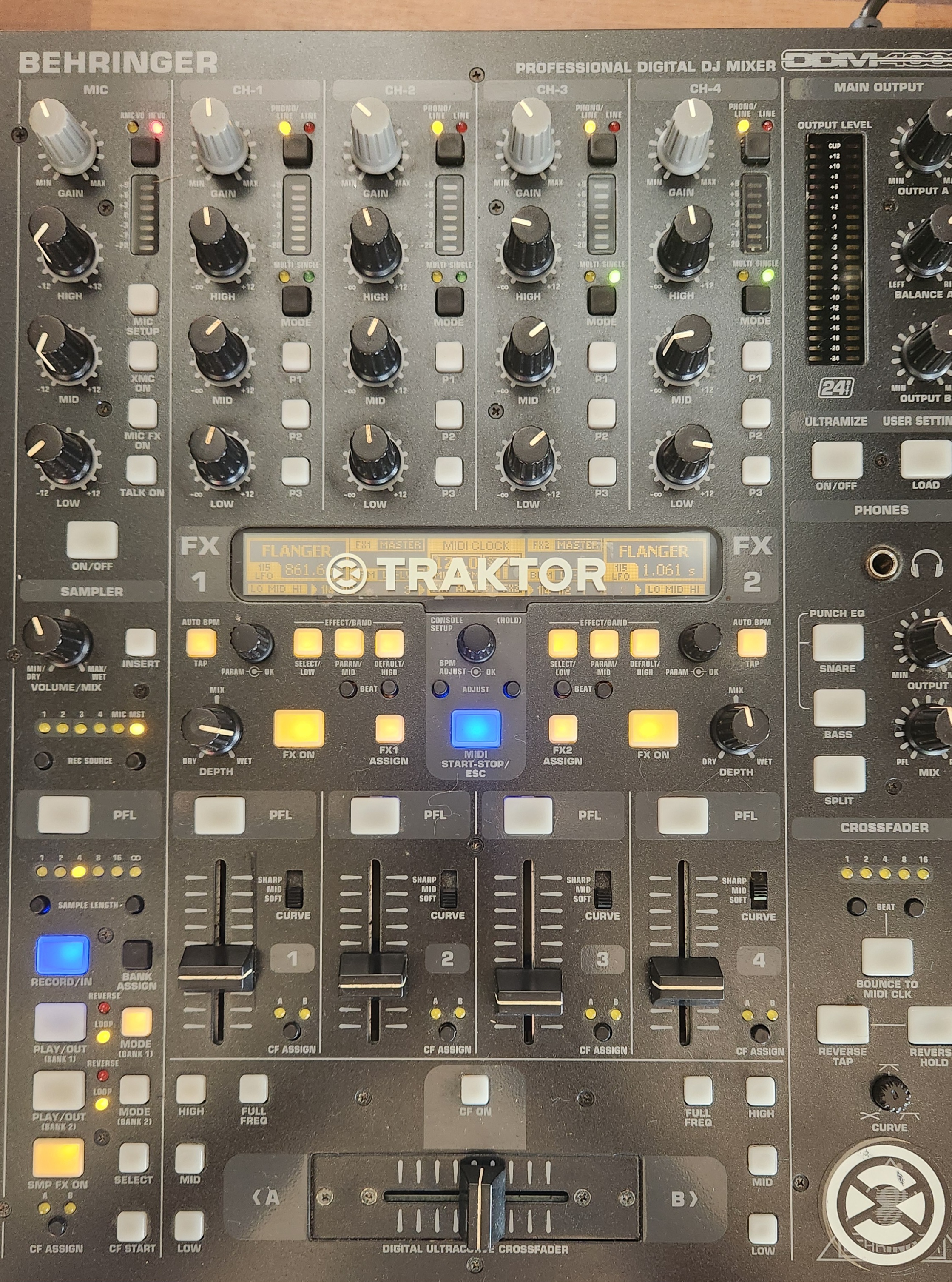 Vends table de mixage numérique Behringer DDM4000 Très peu utilisée 