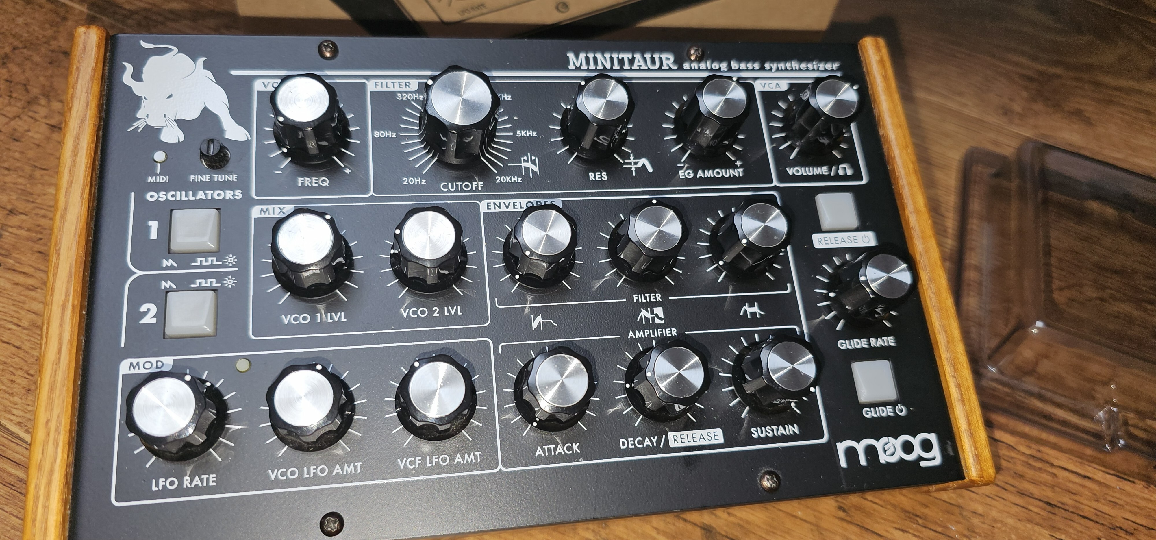 Moog Minitaur + Flancs bois + Desksaver