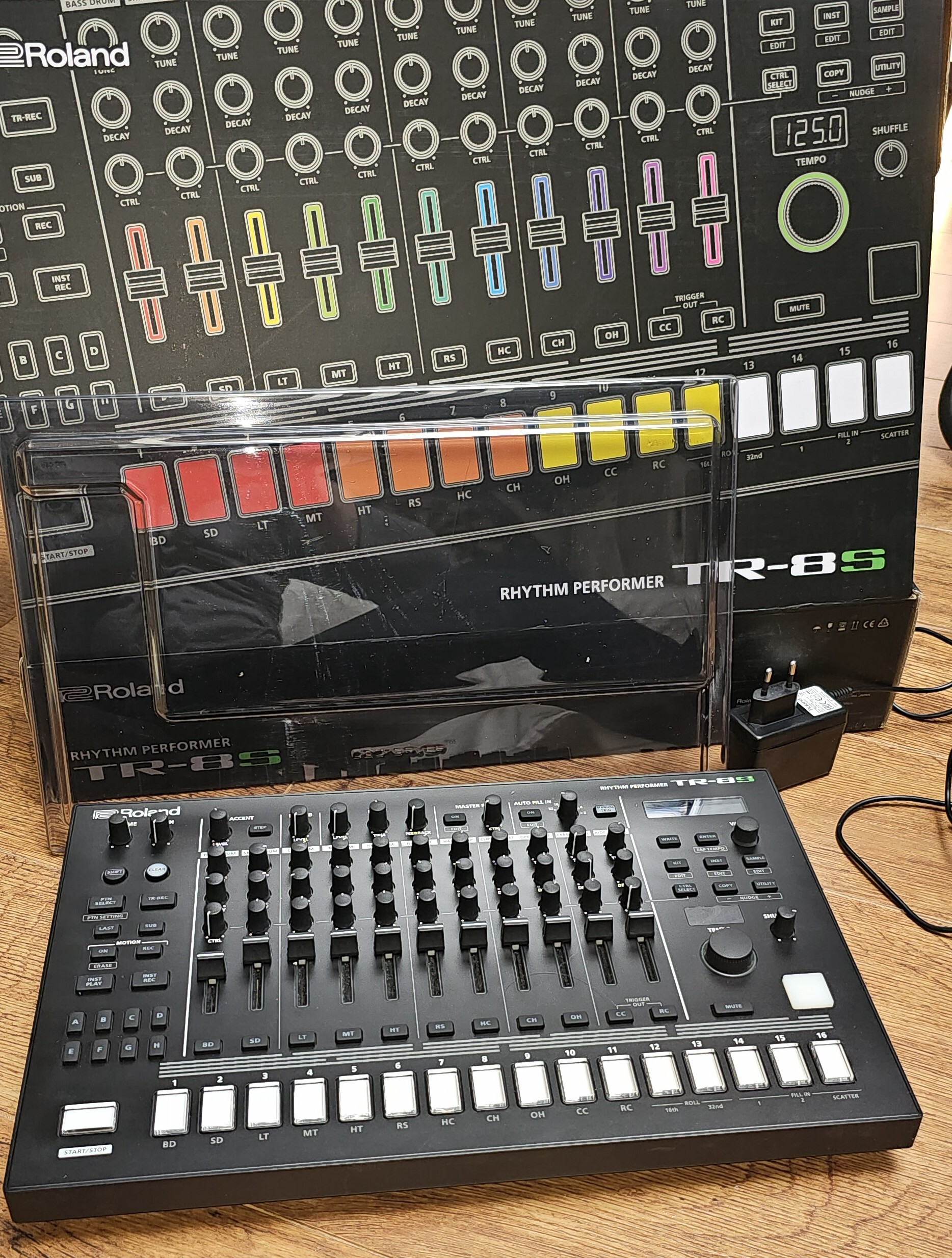 Roland TR-8S + Desksaver