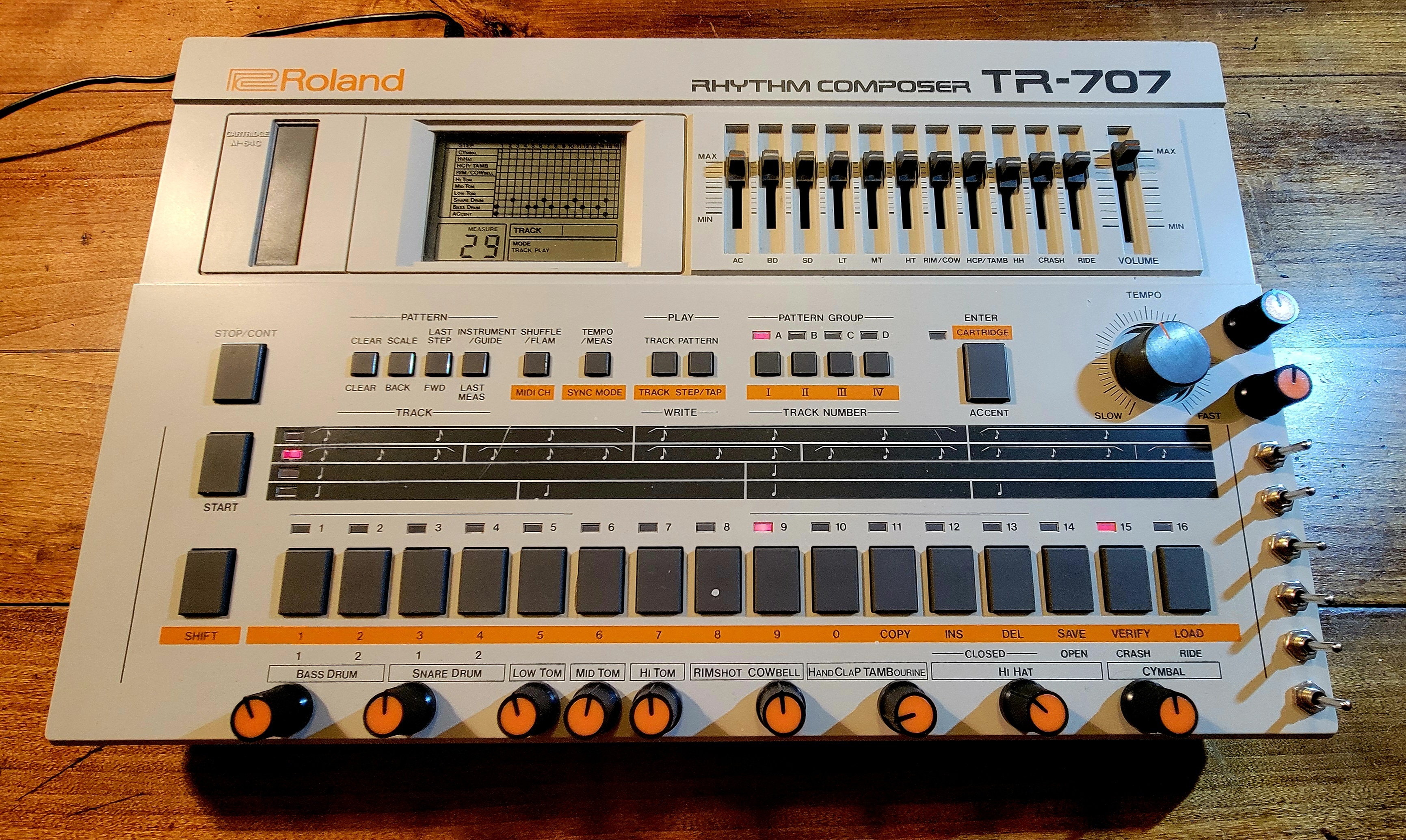 TR-707 modifiée avec kit HKA, full pitch mod (Circuitbenders) + 6 bends + Audio In